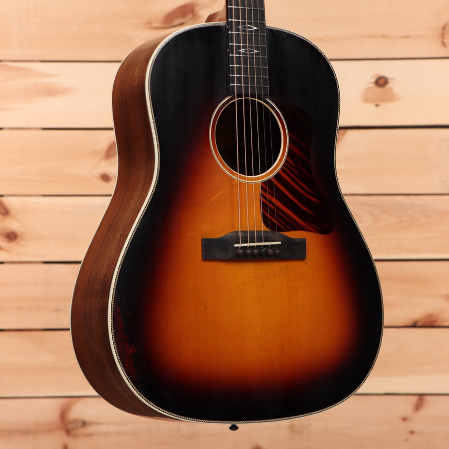 Eastman E22SSVSB dreadnought acoustic guitar Sunburst with white binding and solid spruce top