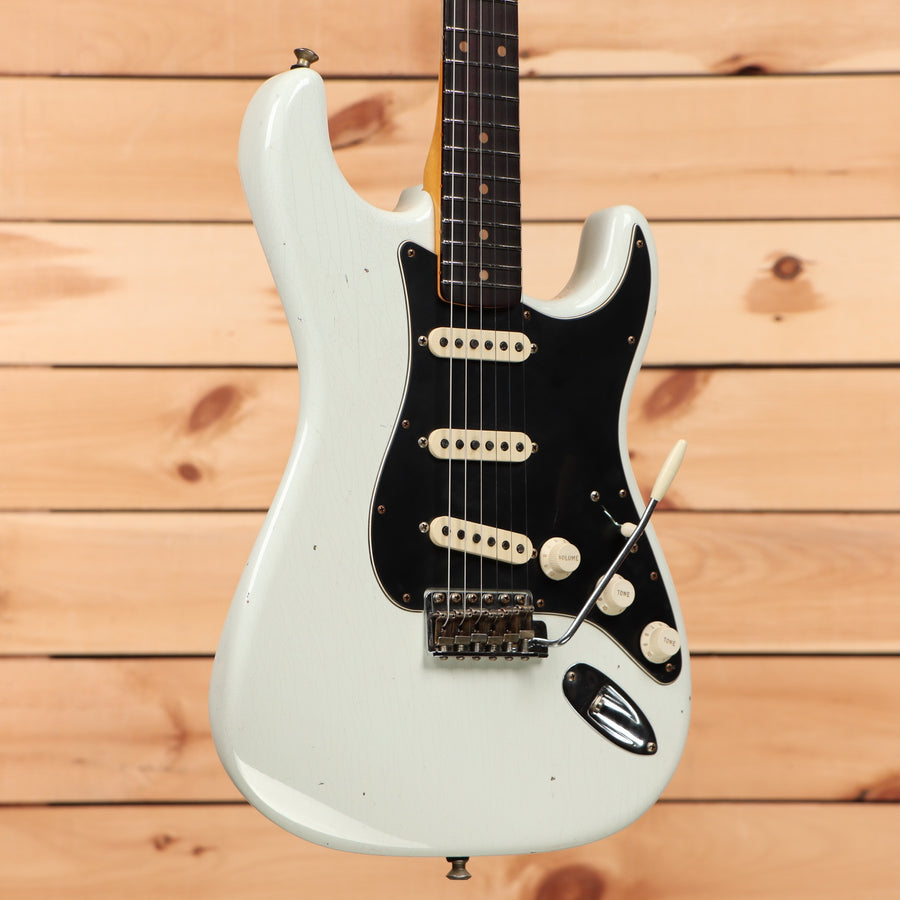 Fender Custom Shop Postmodern Stratocaster Journeyman Relic electric guitar Olympic White with single-coil pickups
