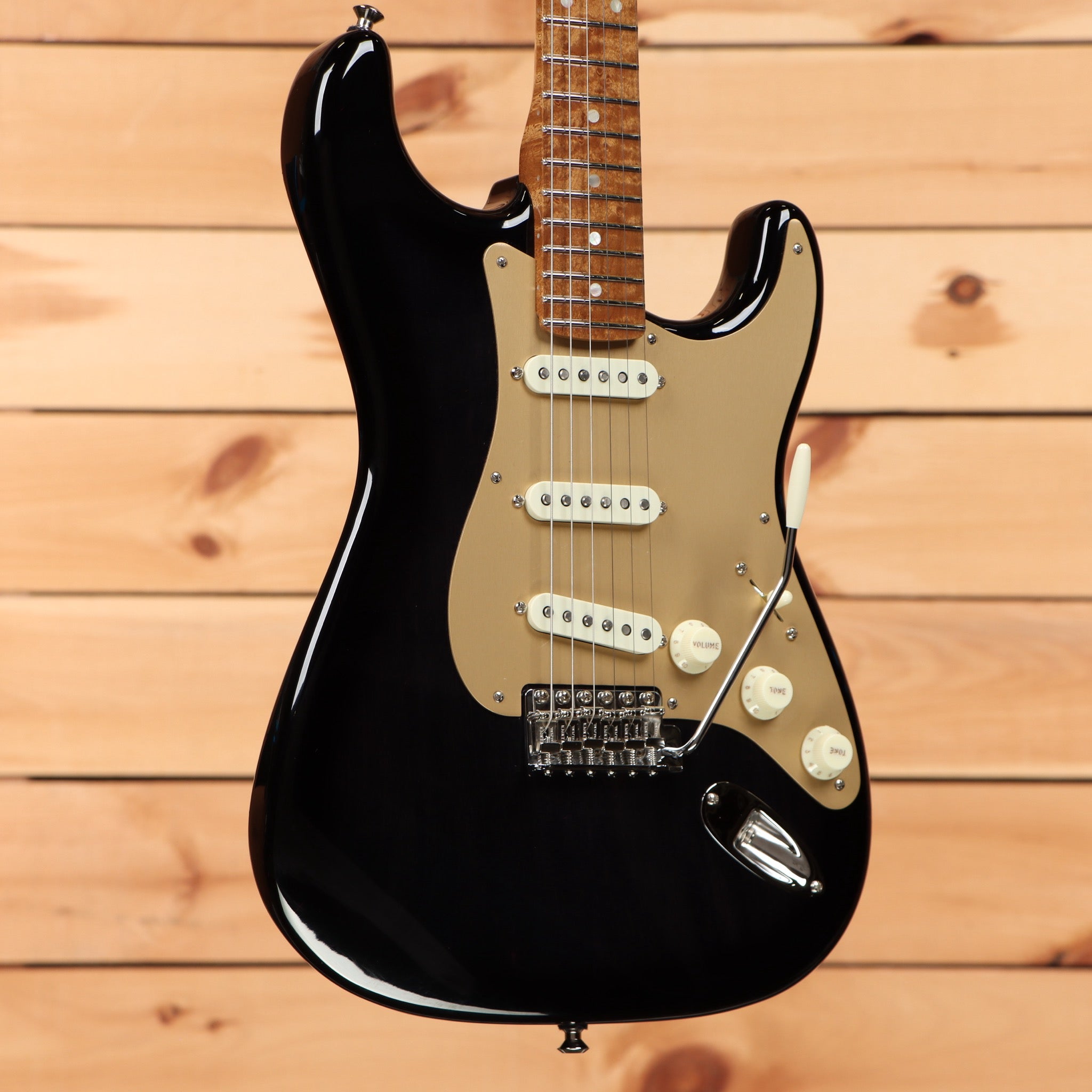 Fender Custom Shop American Custom Stratocaster electric guitar Ebony with cream pickguard and single-coil pickups