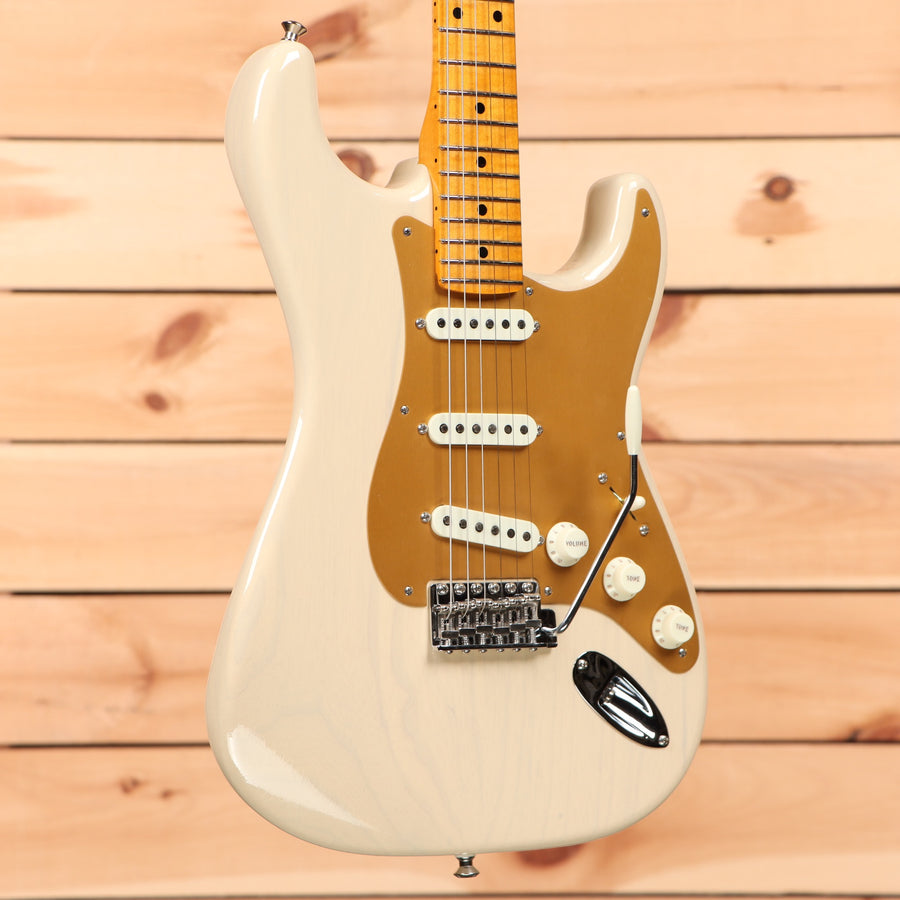 Fender Custom Shop American Custom Stratocaster Deluxe electric guitar Vintage Blonde with maple neck and single-coil pickups