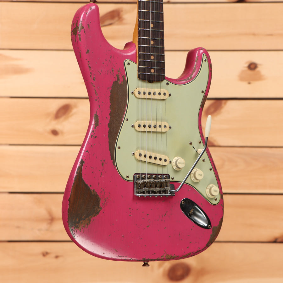 Fender Custom Shop Limited Greg Fessler Masterbuilt 1963 Stratocaster Relic electric guitar Faded Dakota Red with single-coil pickups