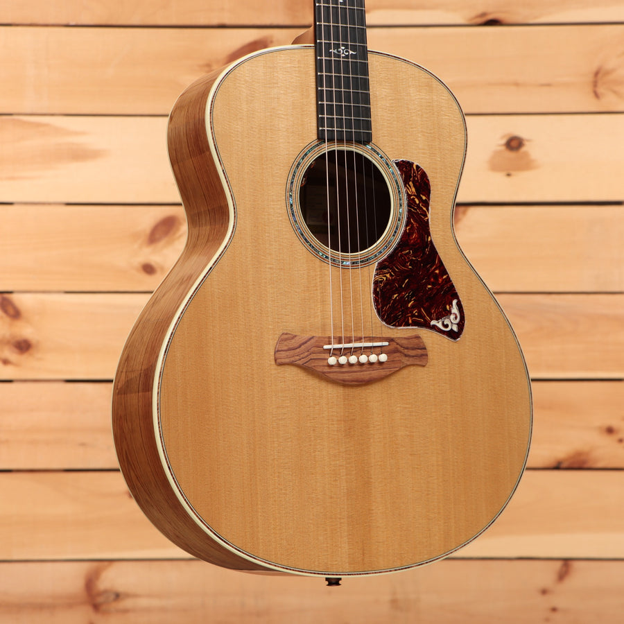Taylor 814e Gold Label jumbo acoustic-electric guitar Natural finish with tortoiseshell pickguard and ebony fretboard