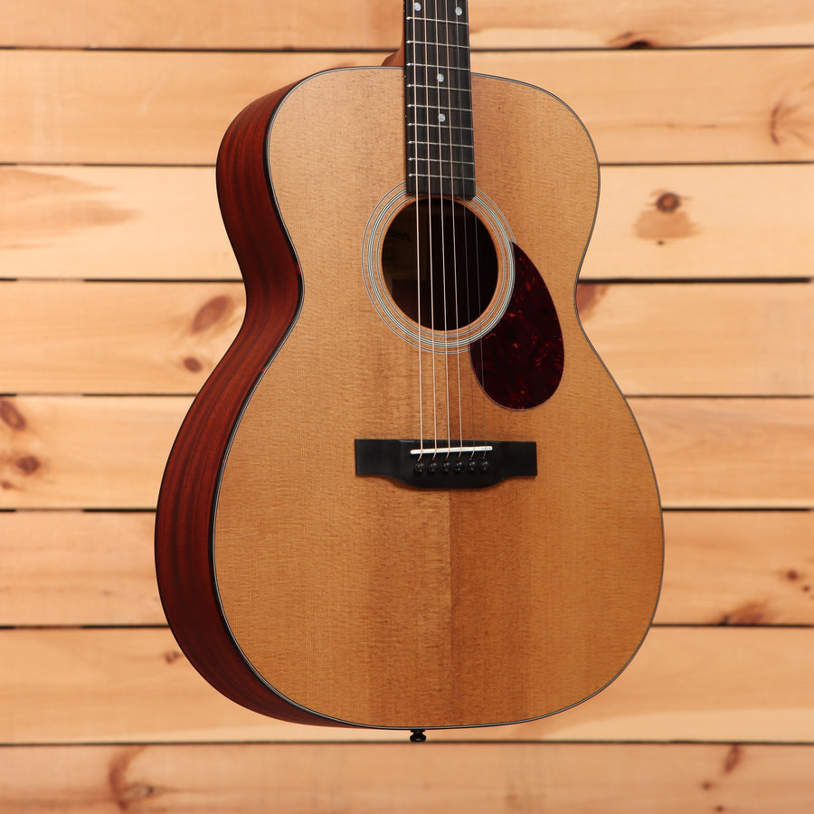 Eastman E1OM Orchestra Model acoustic guitar Natural finish with solid spruce top and rosewood back and sides