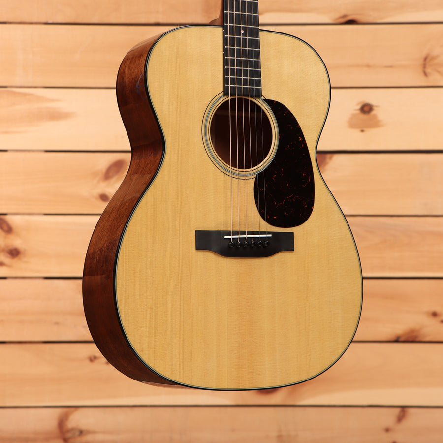 Martin 000-18 000 acoustic guitar Natural with Aging Toner spruce top and tortoise pickguard