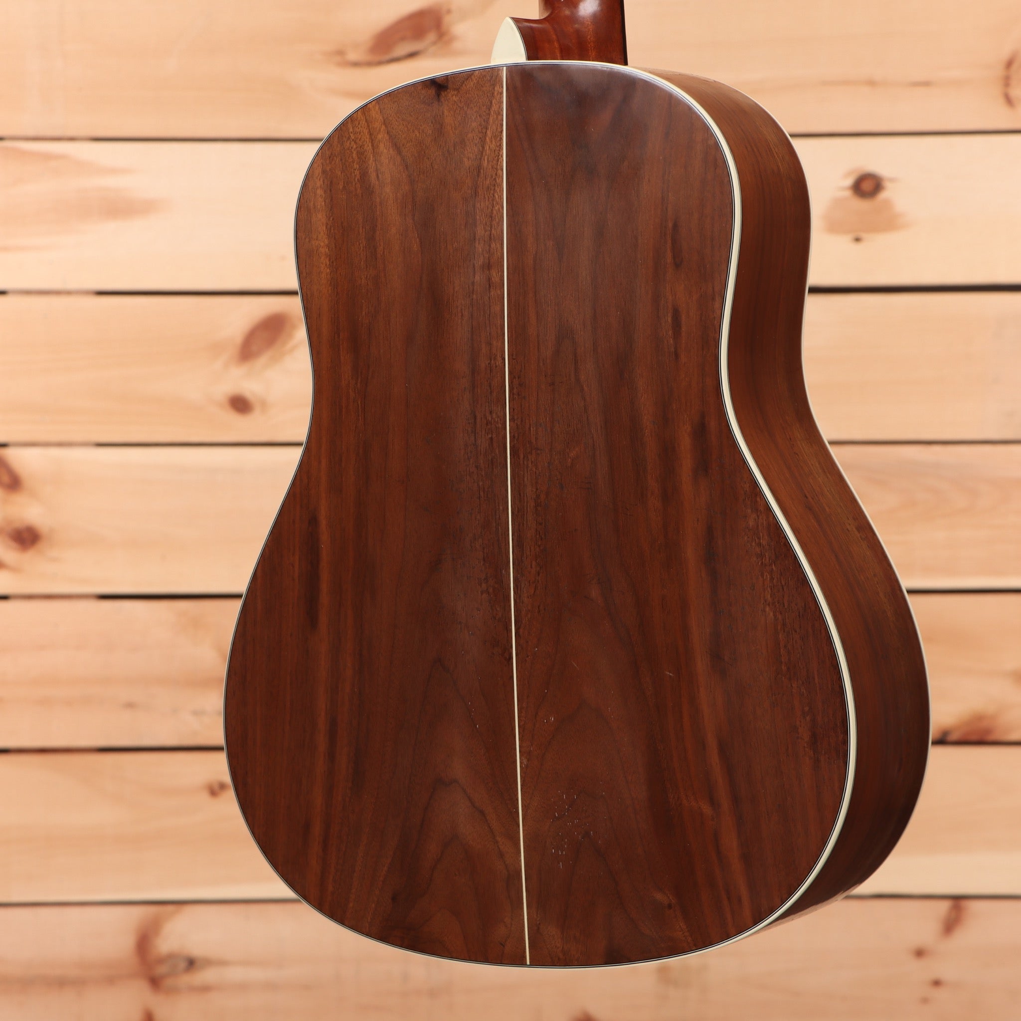 Eastman E22SSV acoustic guitar sunburst finish dreadnought body with white binding