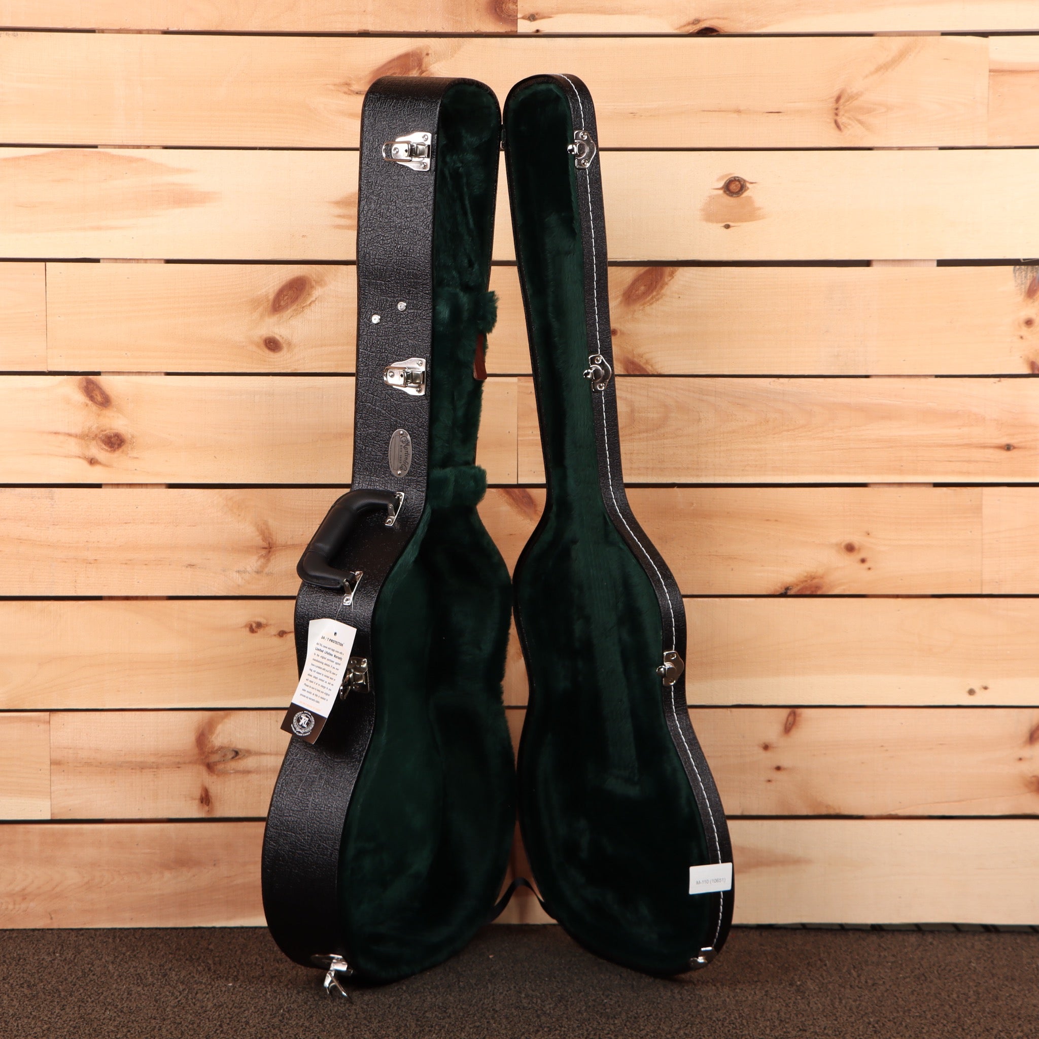 Martin 00-18 dreadnought acoustic guitar natural finish with green velvet-lined hard case