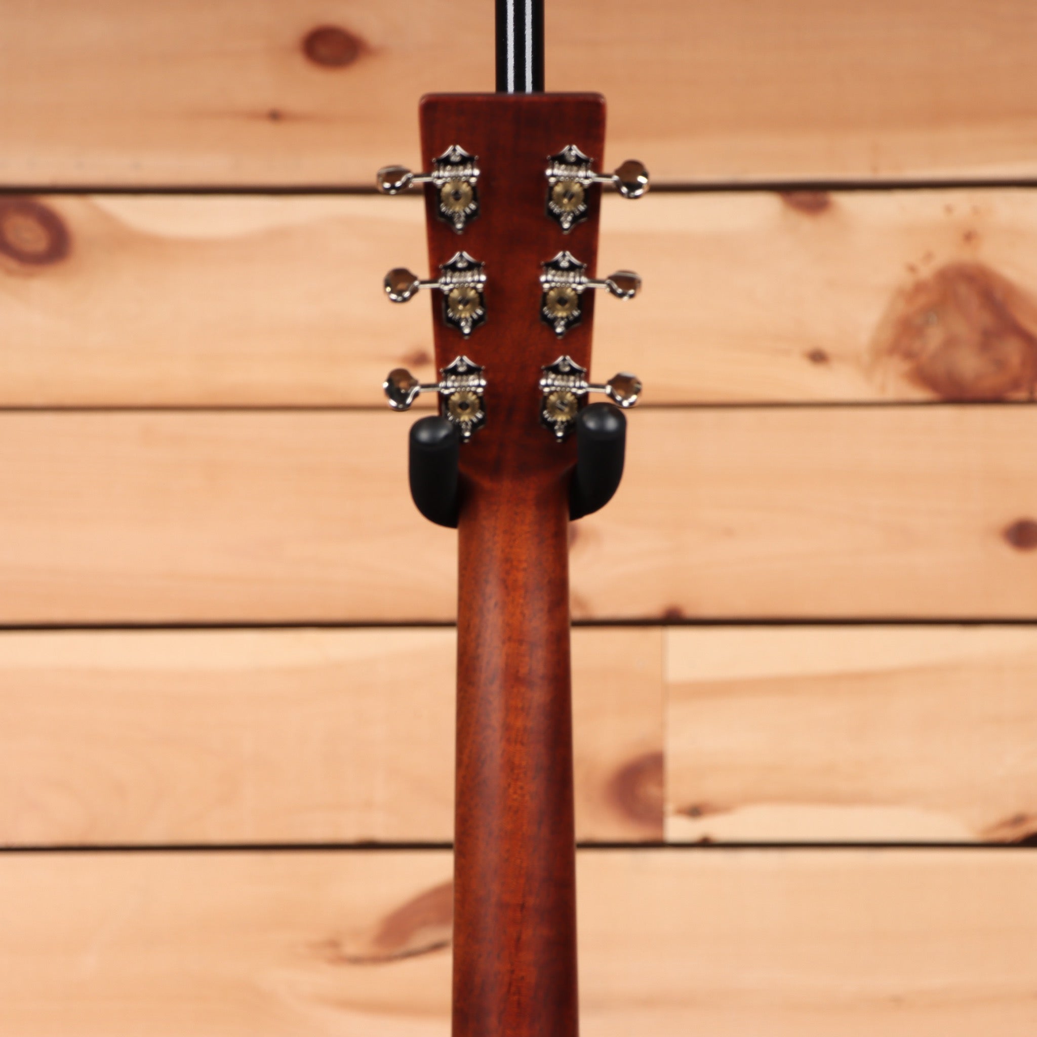 Martin 00-18 dreadnought acoustic guitar natural finish with chrome tuning machines