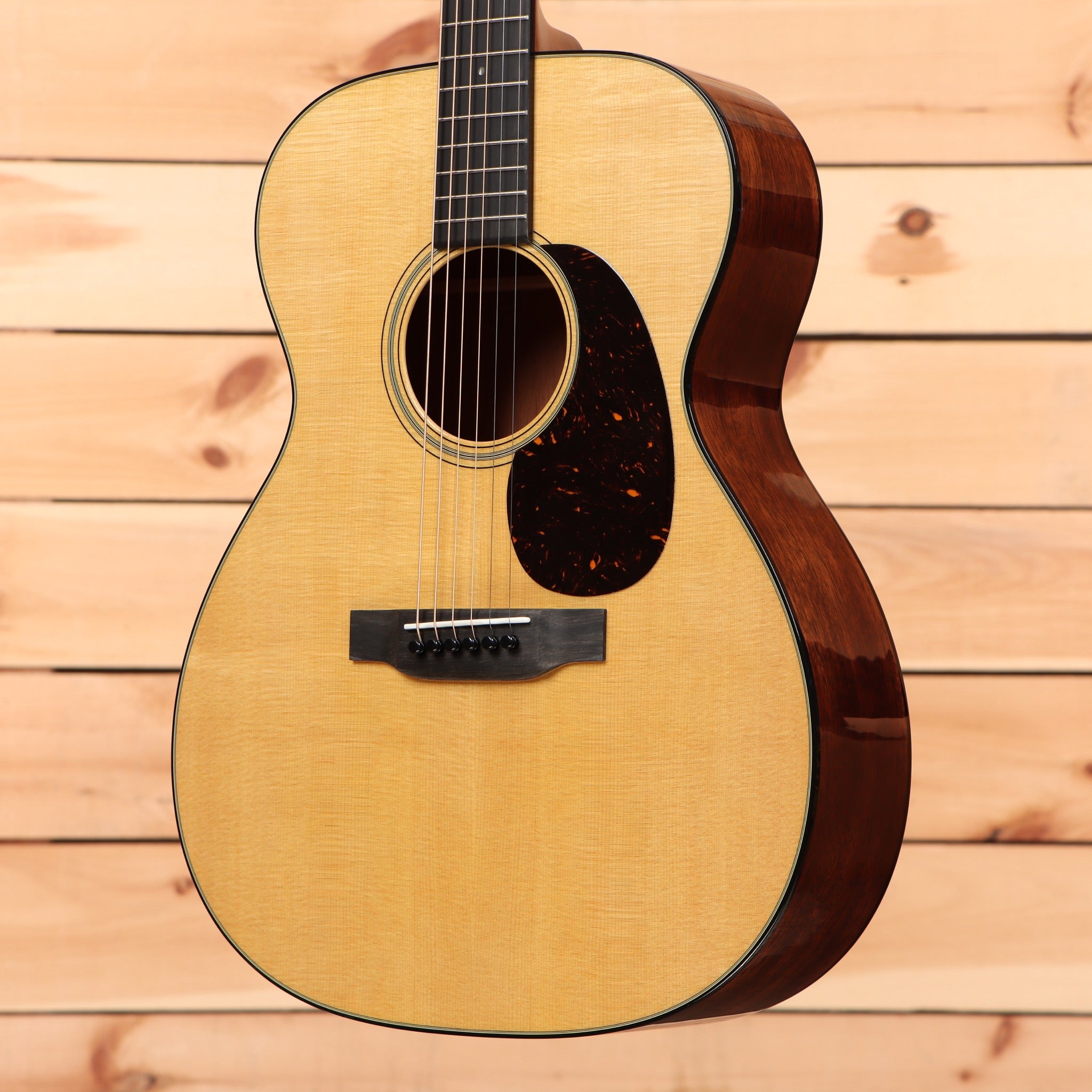 Martin 00-18 dreadnought acoustic guitar natural finish with tortoiseshell pickguard