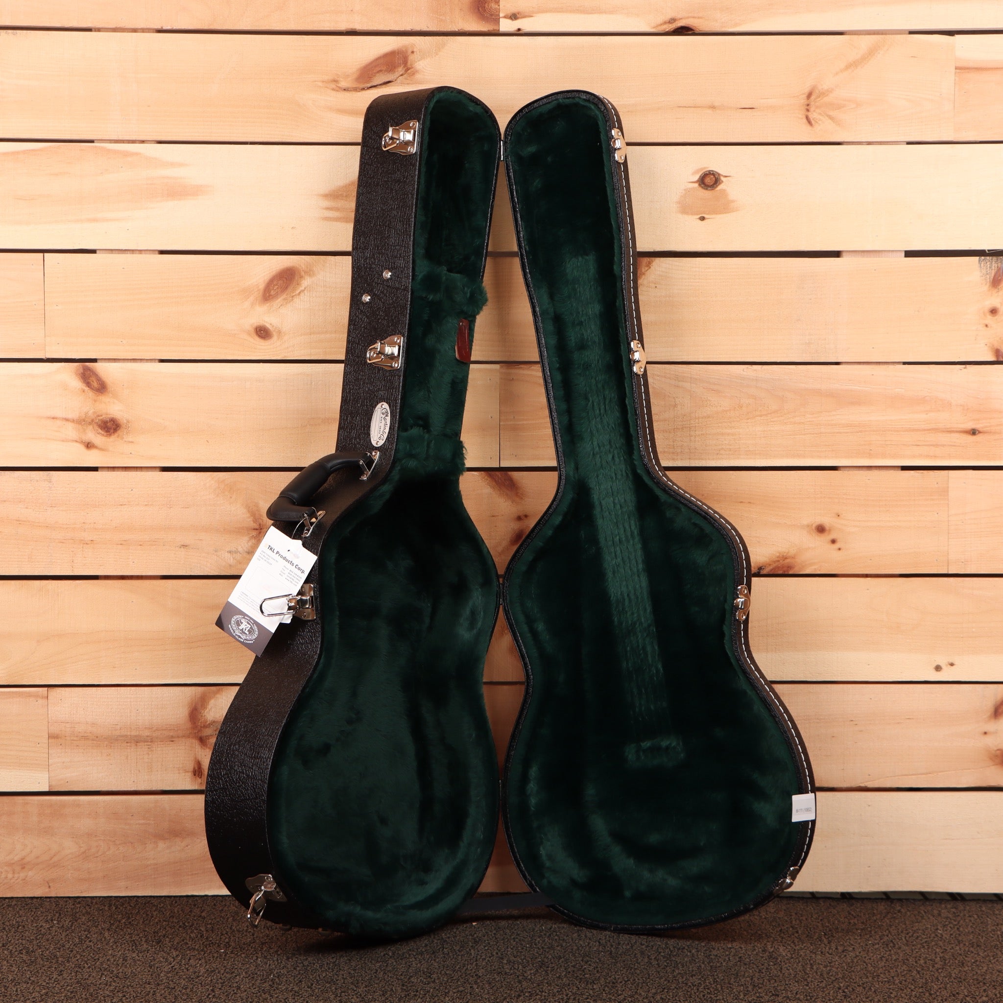 Martin 00-18 dreadnought acoustic guitar natural finish with green velvet case
