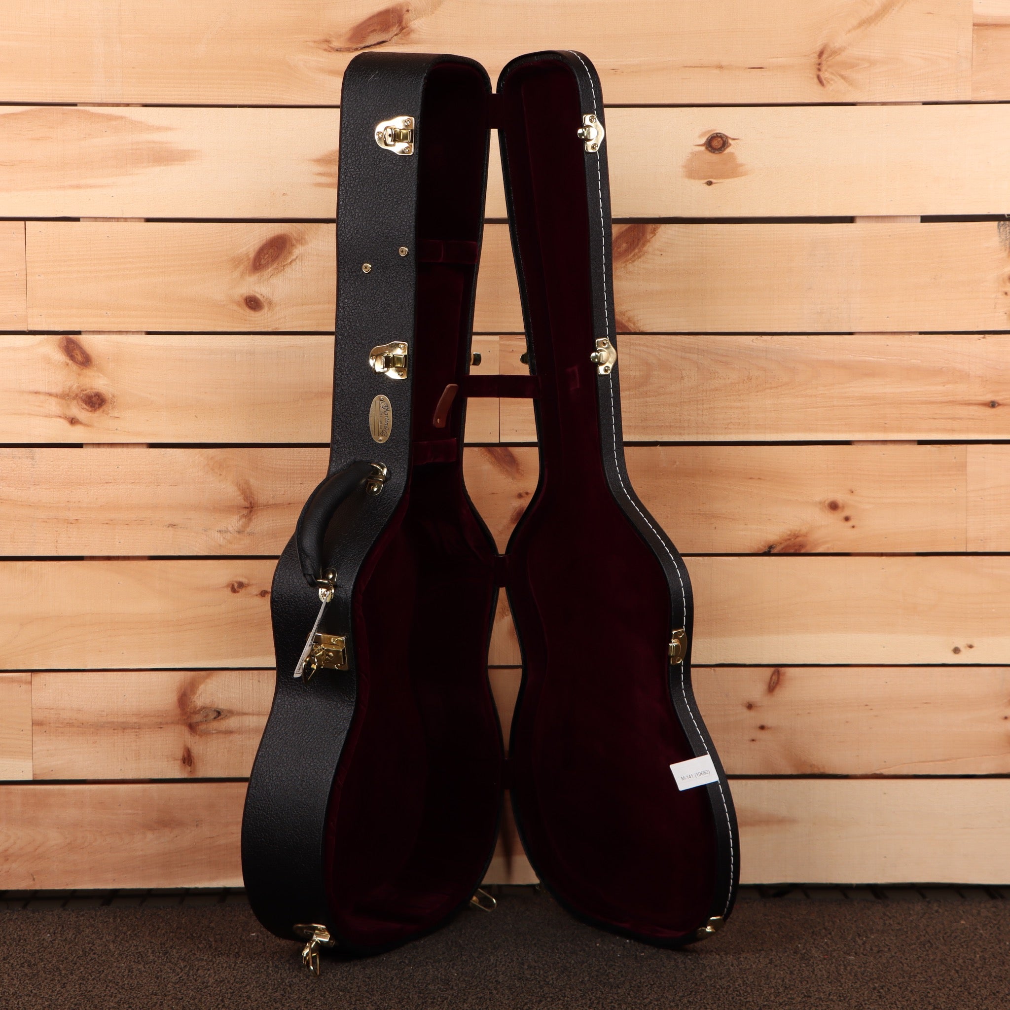 Martin 00028 Brooke Ligertwood dreadnought acoustic guitar case with velvet interior and gold hardware