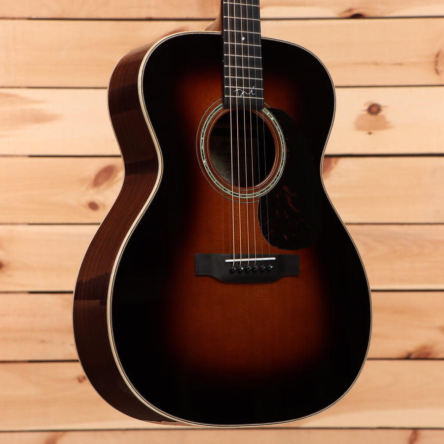 Martin 00-28 Brooke Ligertwood dreadnought acoustic guitar Sunburst with white binding