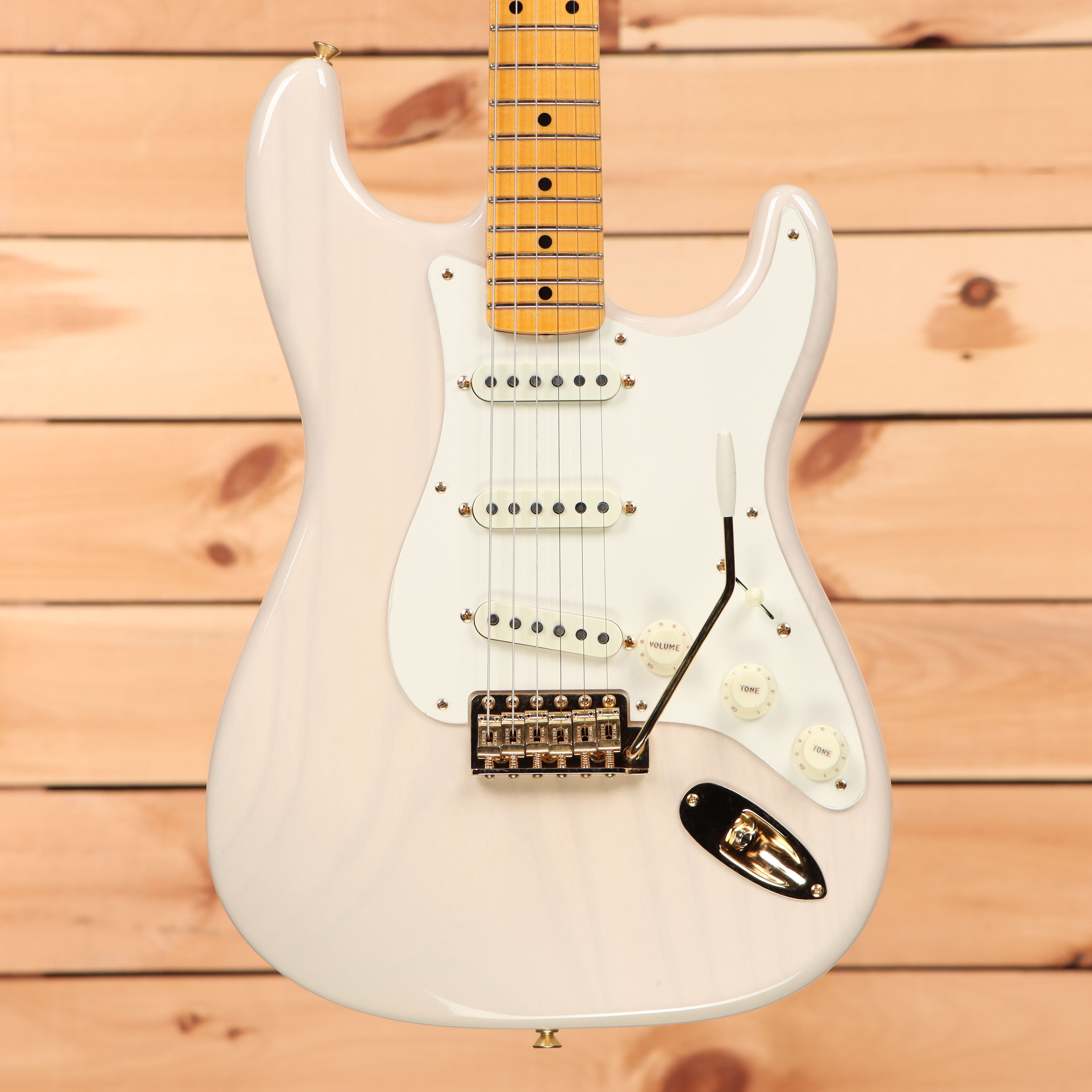 Fender Custom Shop Vintage Custom 1957 Stratocaster electric guitar white blonde with maple neck and single-coil pickups