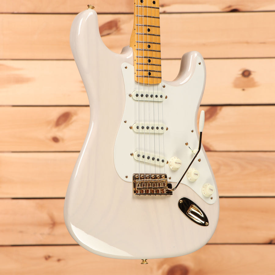 Fender Custom Shop Vintage Custom 1957 Stratocaster electric guitar Aged White Blonde with single-coil pickups