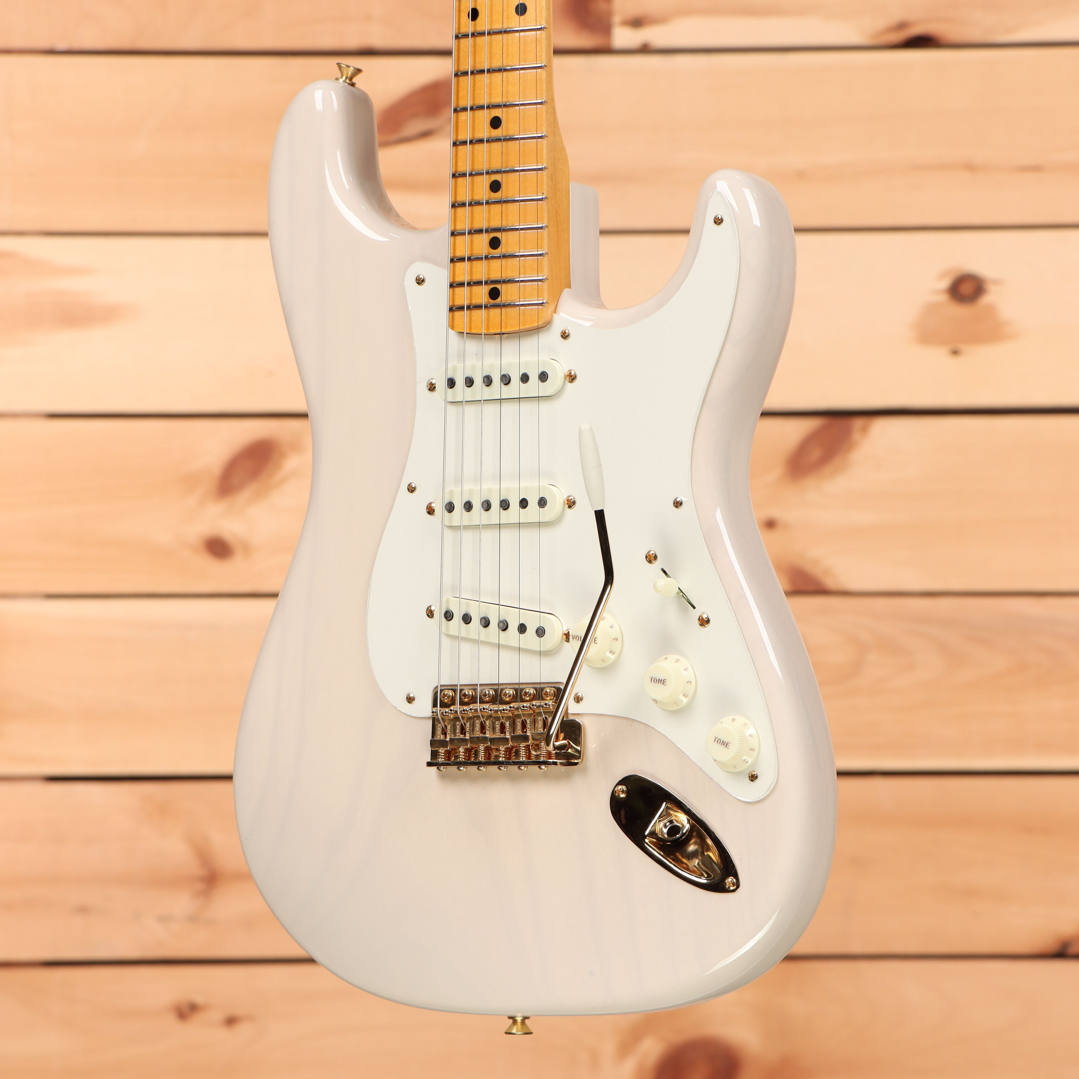 Fender Custom Shop Vintage Custom 1957 Stratocaster electric guitar white blonde with maple neck and single-coil pickups
