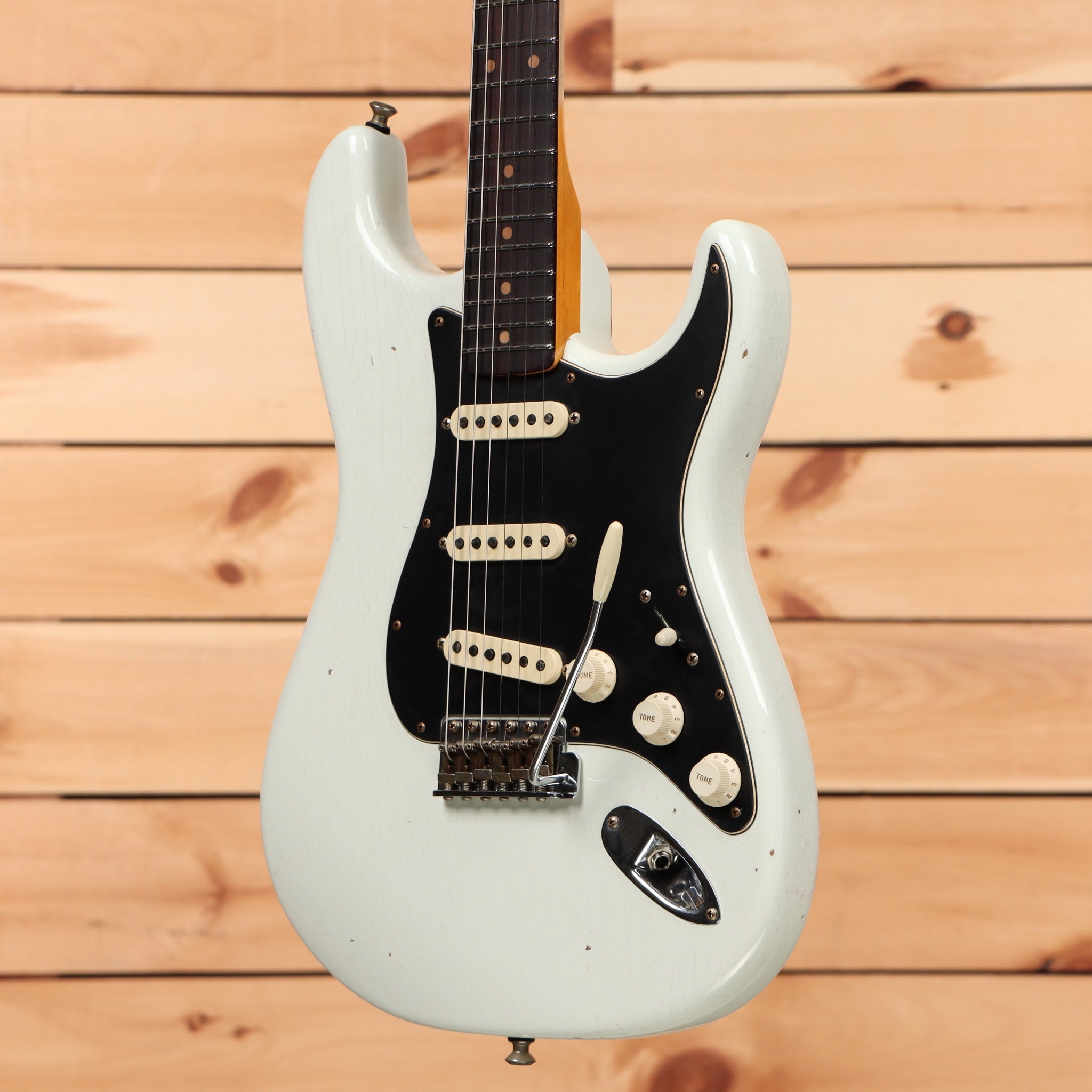 Fender Custom Shop Postmodern Stratocaster Journeyman Relic electric guitar Olympic White with single-coil pickups