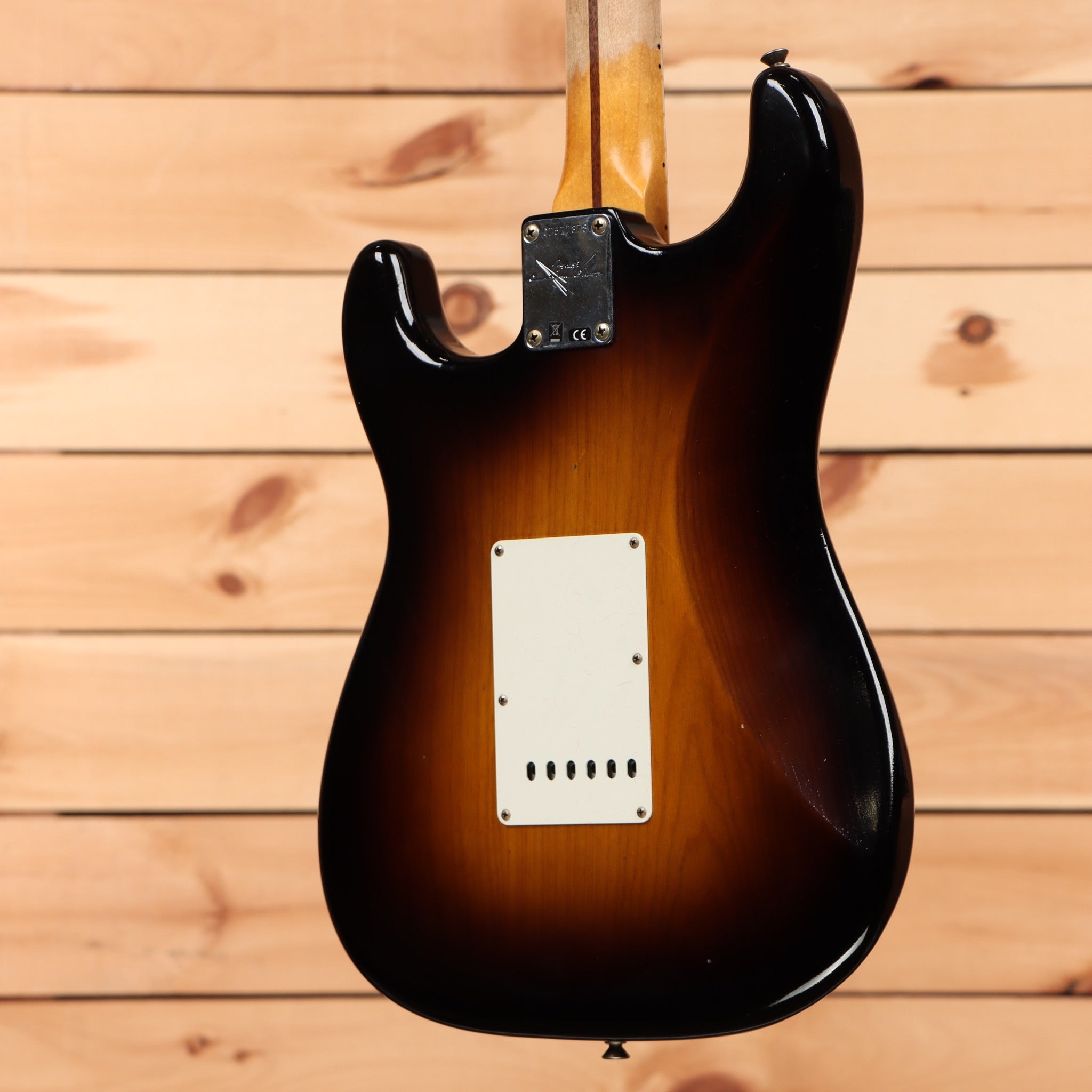 Fender Custom Shop 1956 Stratocaster Journeyman Relic electric guitar 2-Color Sunburst with white pickguard