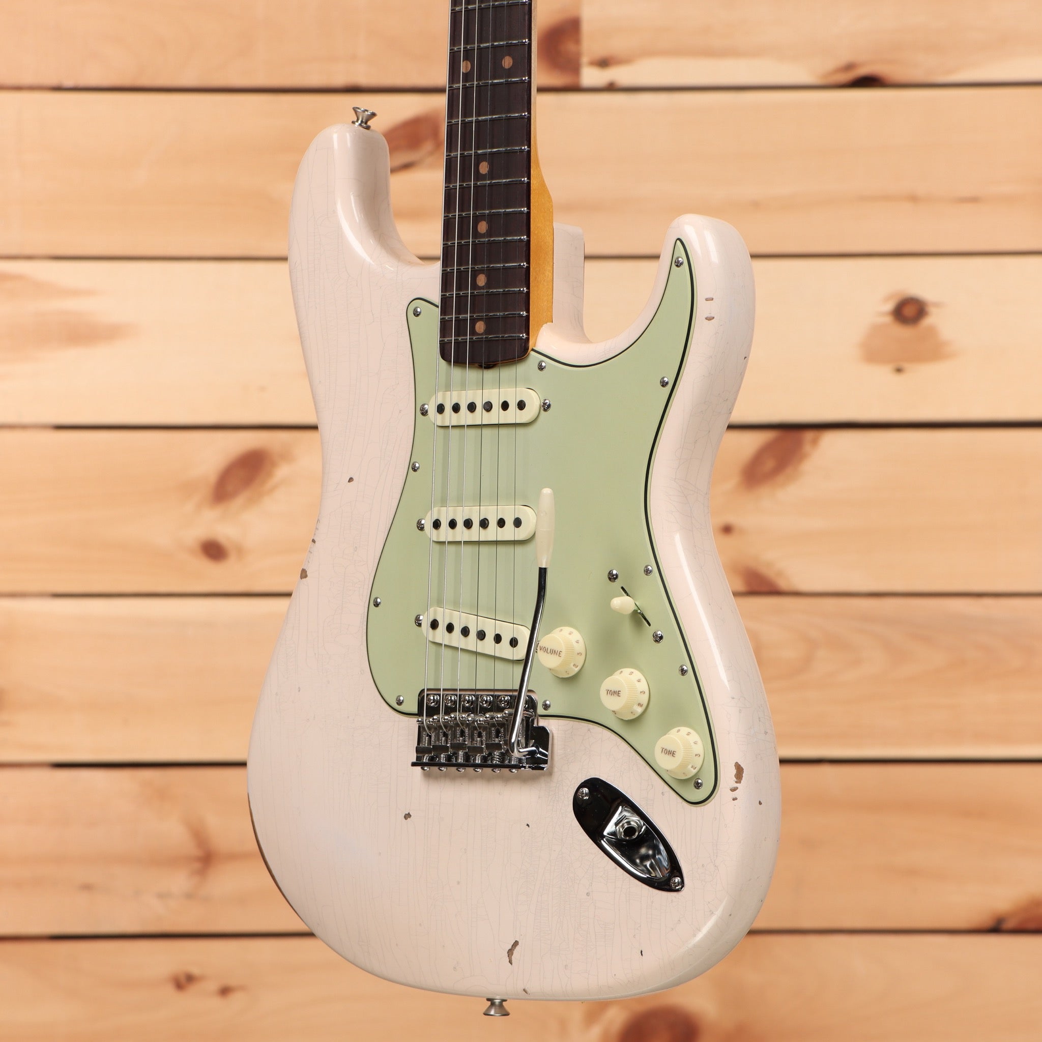 Fender Custom Shop Late 1962 Stratocaster Relic electric guitar Super Faded Aged Shell Pink with single-coil pickups