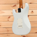 Fender Custom Shop Limited Roasted Pine Stratocaster Deluxe electric guitar white blonde with single-coil pickups