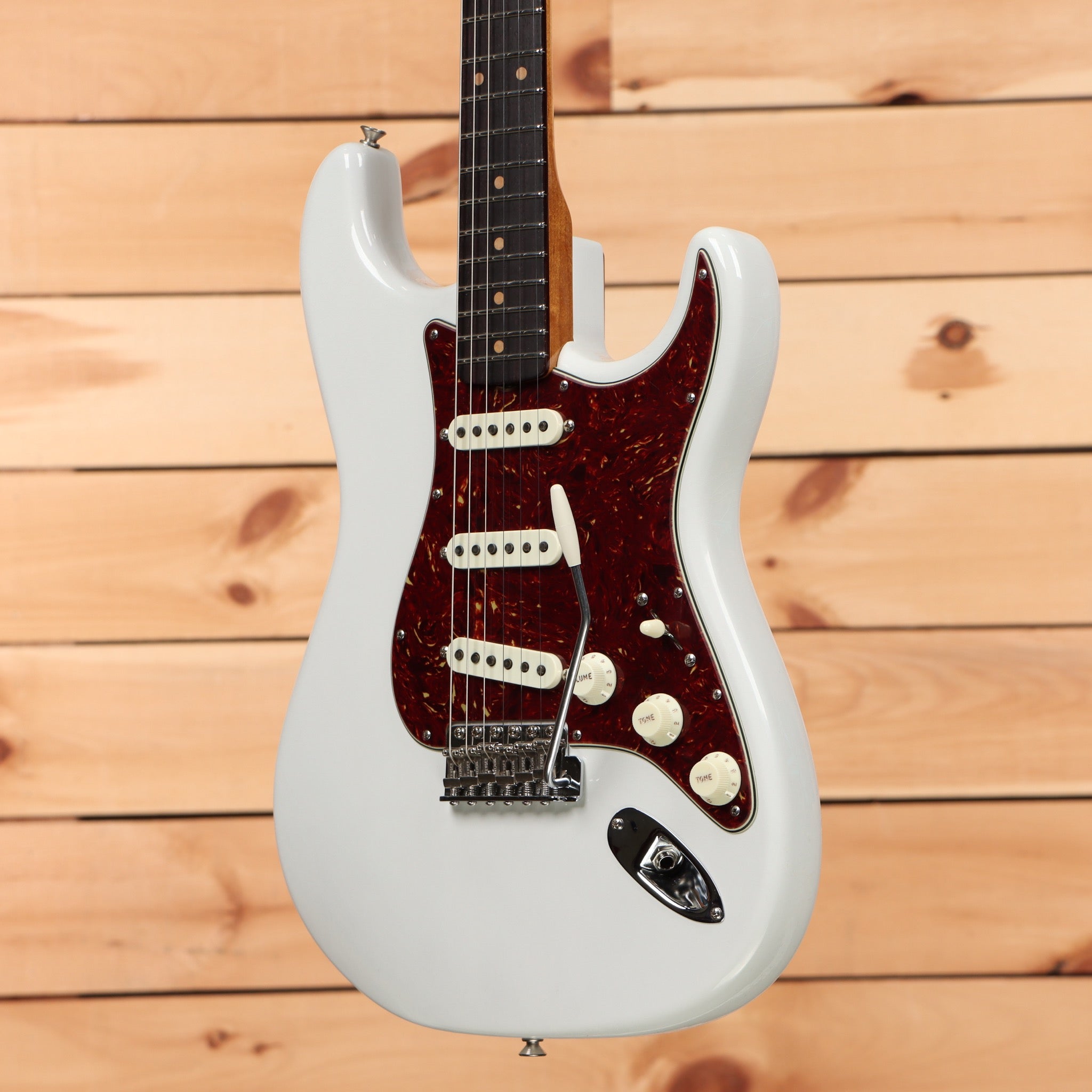 Fender Custom Shop Limited Roasted Pine Stratocaster Deluxe electric guitar White Blonde with dark tortoiseshell pickguard and single-coil pickups