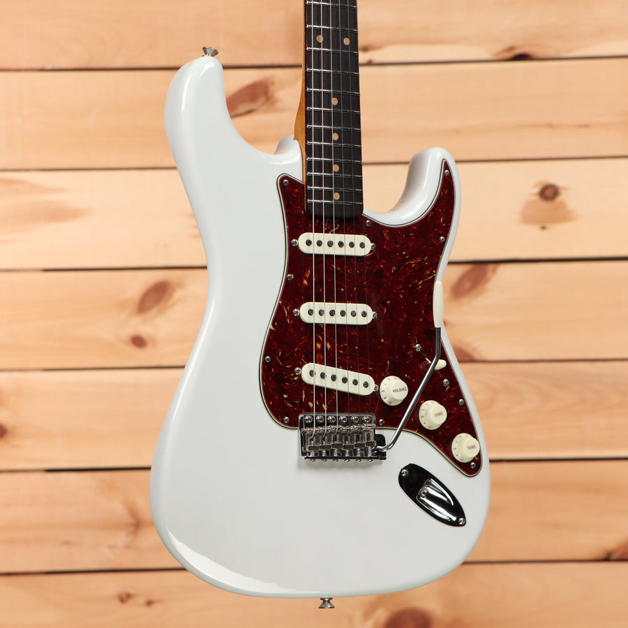 Fender Custom Shop Limited Roasted Pine Stratocaster Deluxe electric guitar White Blonde with dark tortoiseshell pickguard and single-coil pickups