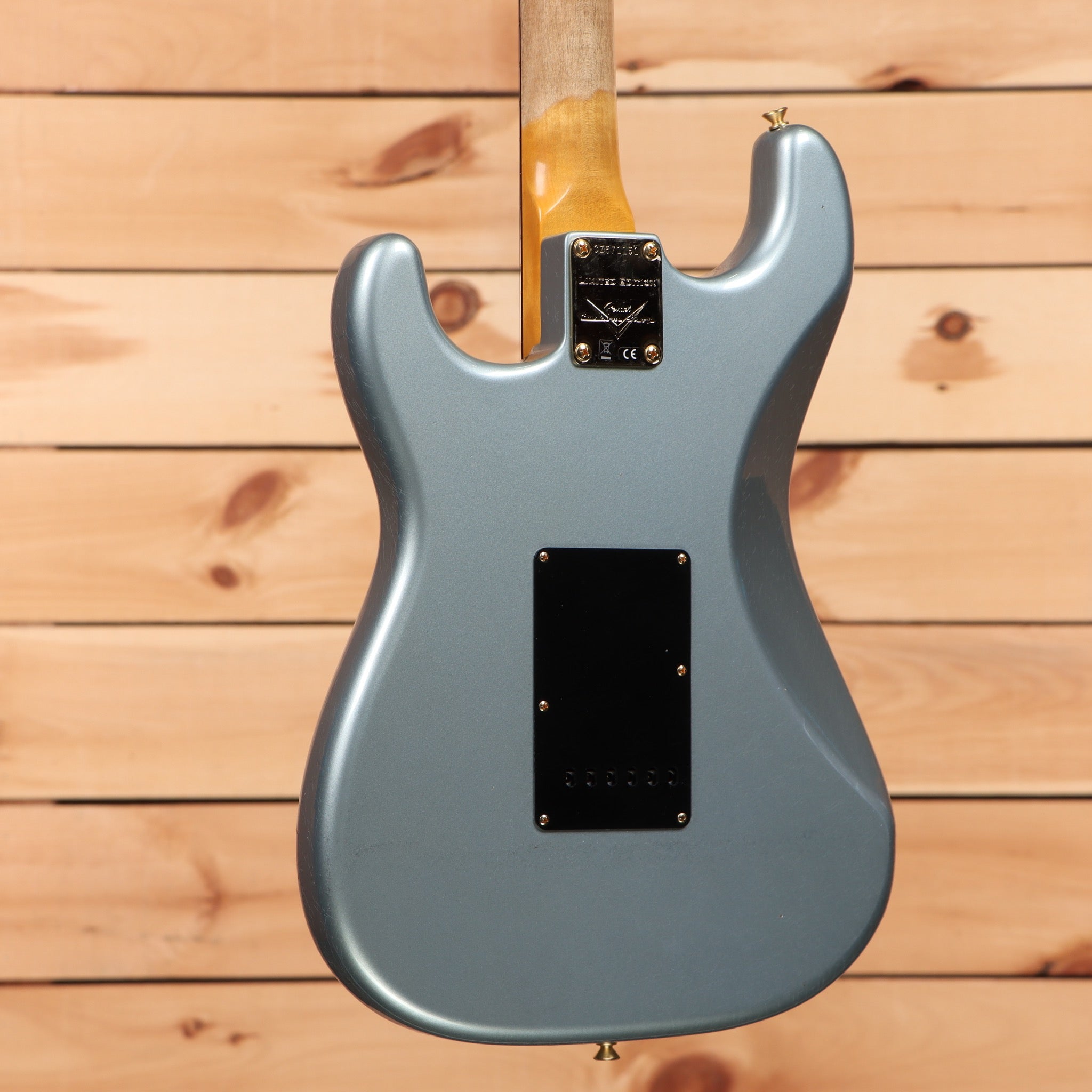 Fender Custom Shop Limited 1965 Dualmag Stratocaster Journeyman Relic electric guitar Aged Ice Blue Metallic with single-coil pickups