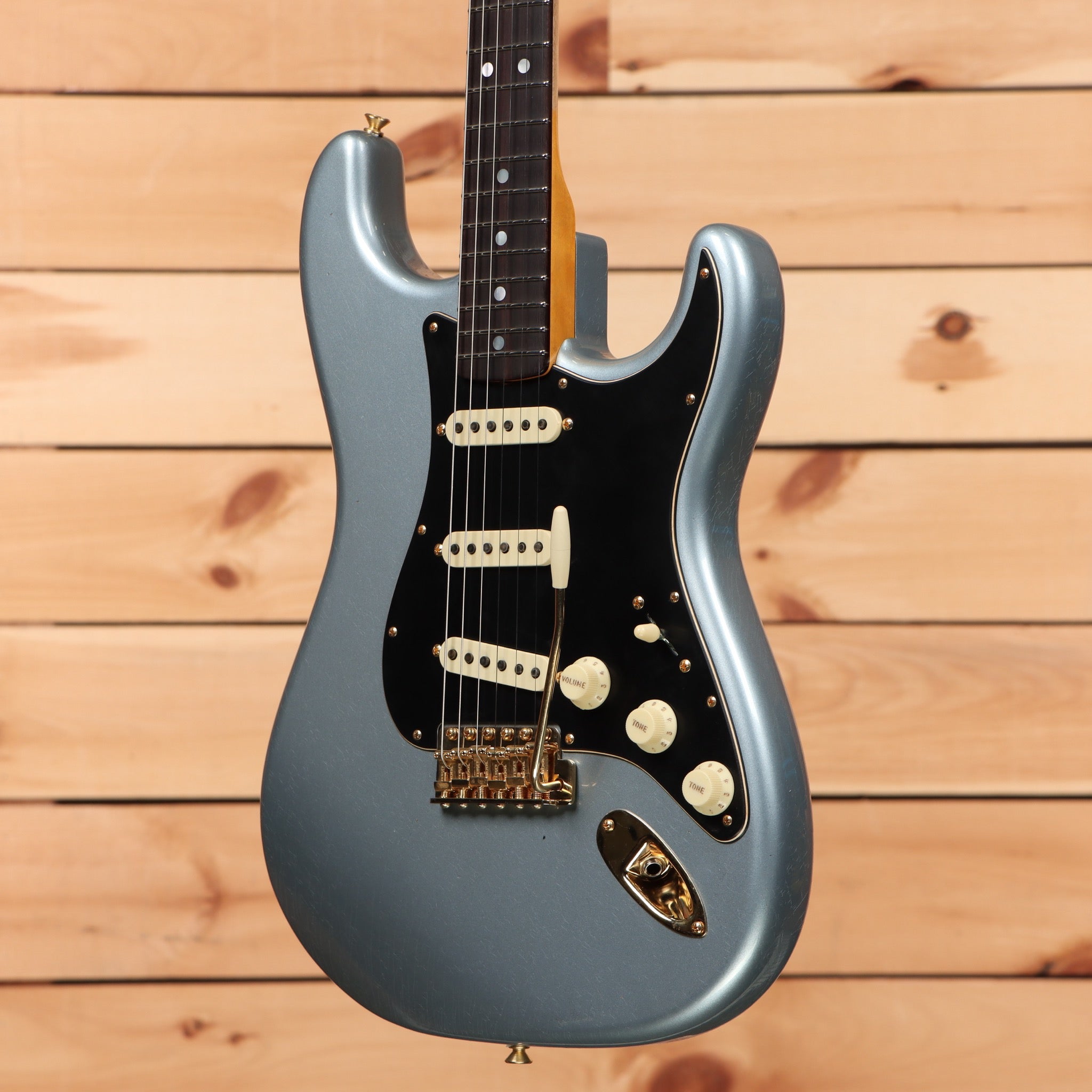Fender Custom Shop Limited 1965 Dual Mag Stratocaster Journeyman Relic electric guitar Aged Ice Blue Metallic with gold hardware