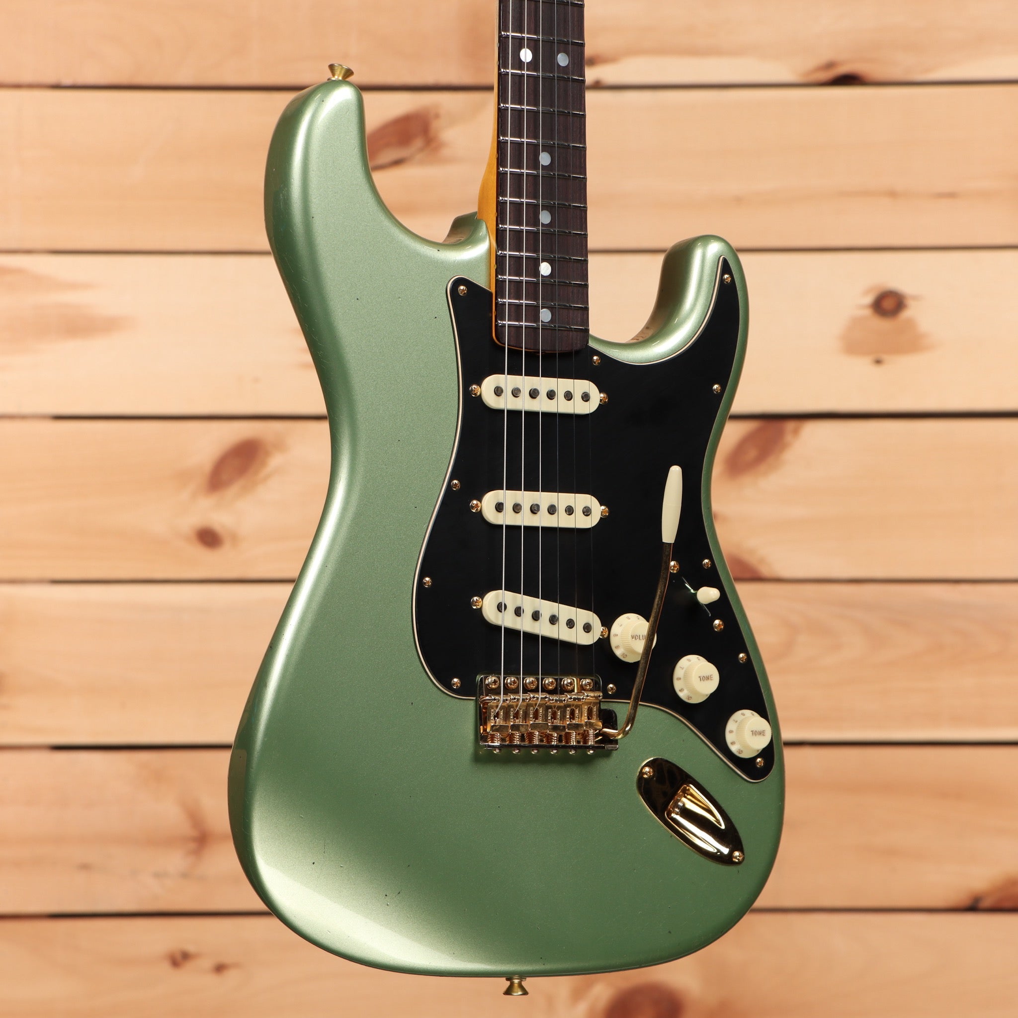 Fender Custom Shop Limited 1965 Dual Mag Stratocaster Journeyman Relic electric guitar Aged Sage Green Metallic with single-coil pickups