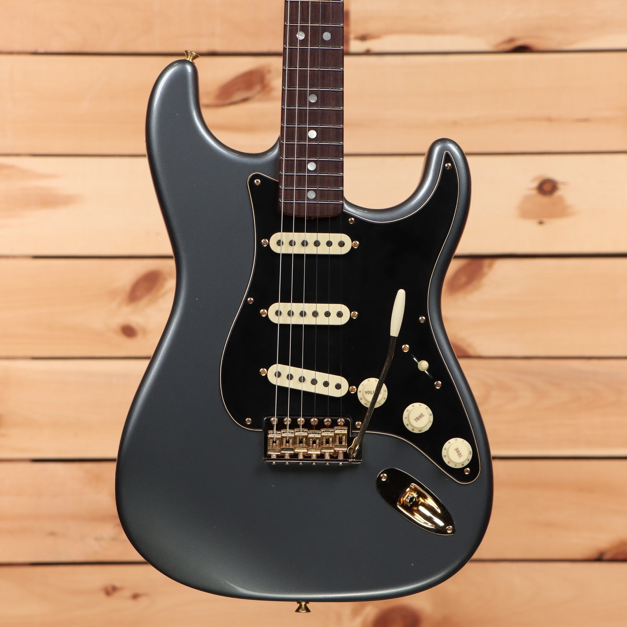 Fender Custom Shop Limited 1965 Dual Mag Stratocaster Journeyman Relic electric guitar Faded Aged Charcoal Frost Metallic with single-coil pickups