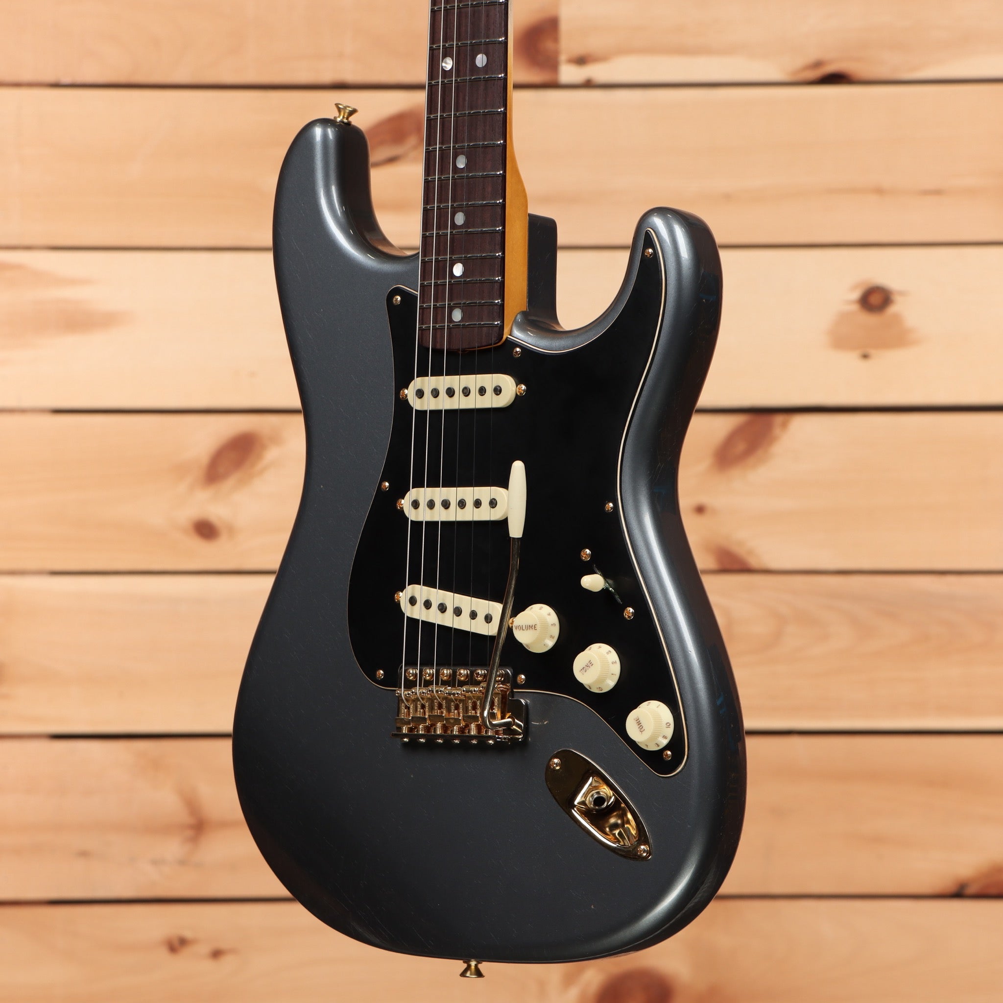 Fender Custom Shop Limited 1965 Dualmag Stratocaster electric guitar Charcoal Frost Metallic with three single-coil pickups