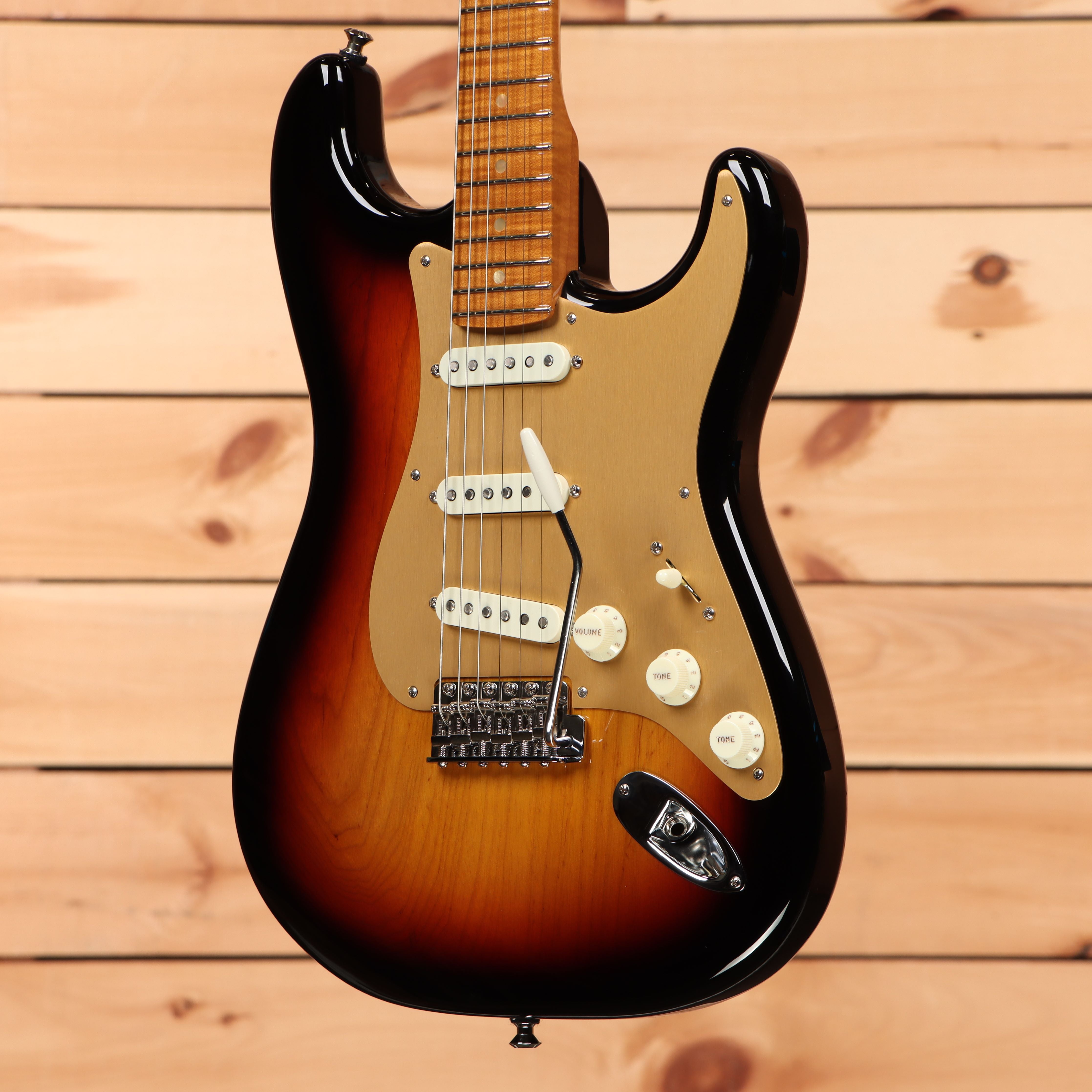 Fender Custom Shop American Custom Stratocaster electric guitar Antique Sunburst with maple neck and single-coil pickups
