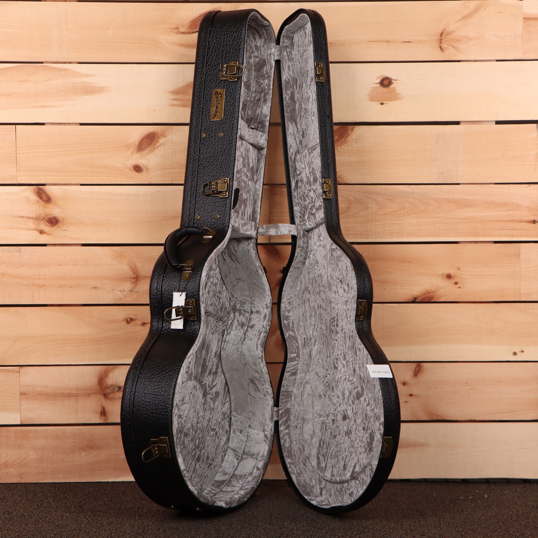 Eastman AC630 acoustic guitar case black leather exterior gray velvet interior