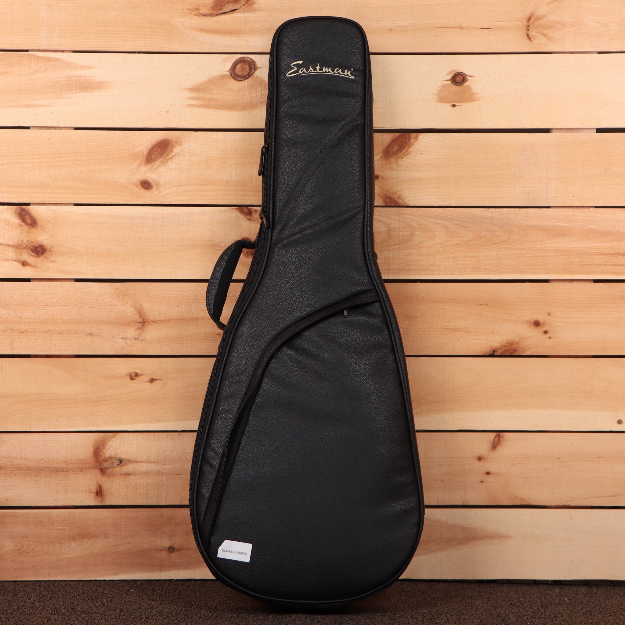 Eastman Juliet VB black varnish classical guitar case with carrying handle