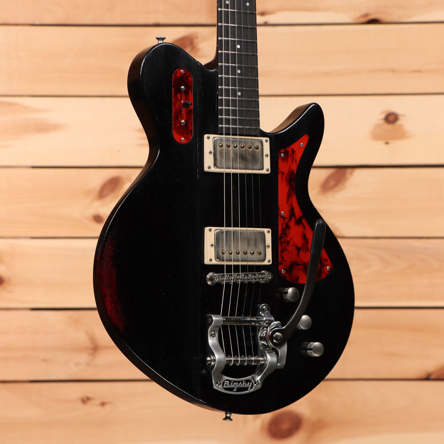 Eastman Juliet VBB semi-hollow electric guitar Antique Black Varnish with dual humbuckers and red tortoiseshell pickguard