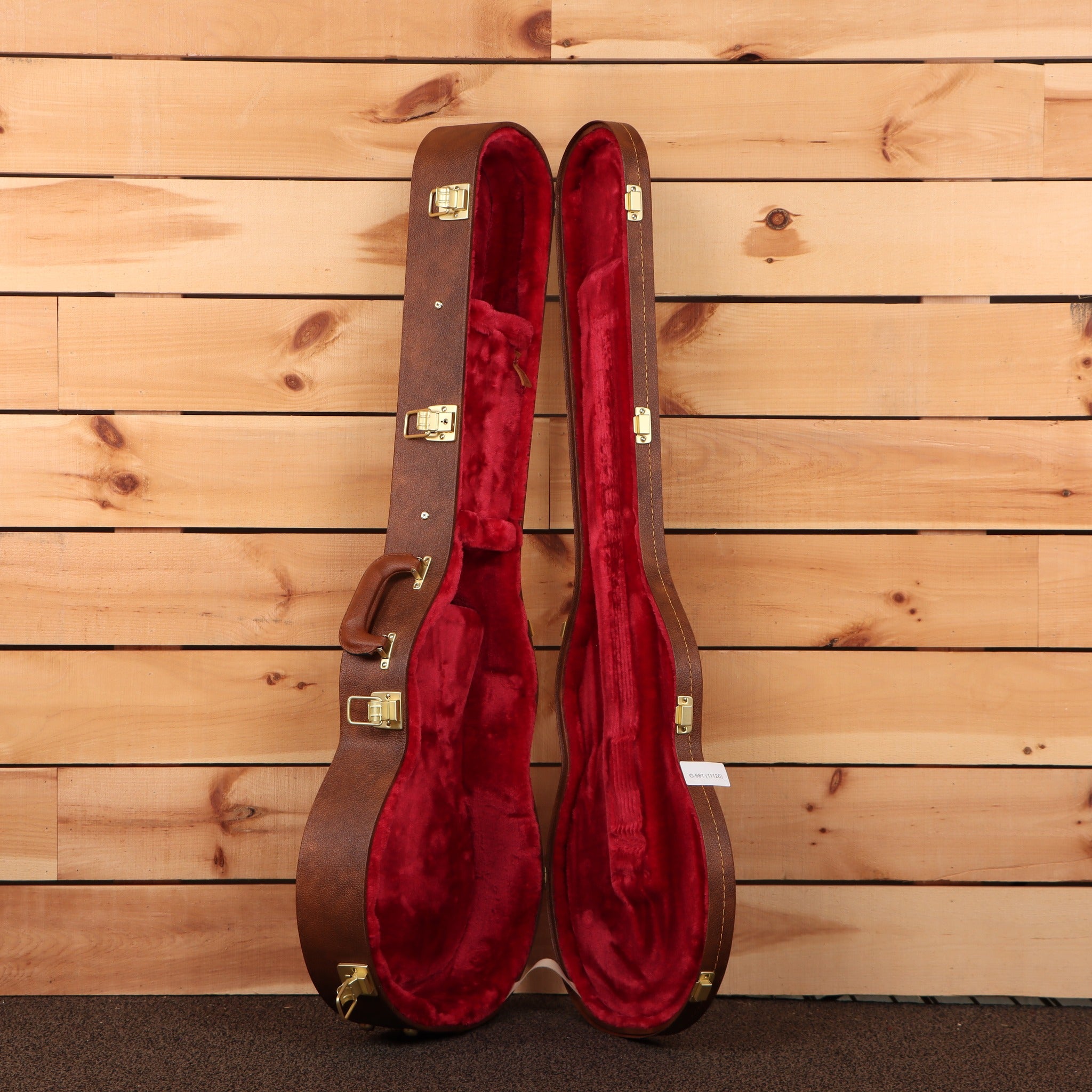 Gibson Les Paul Standard 50s hardshell guitar case brown exterior red velvet interior gold hardware latches open