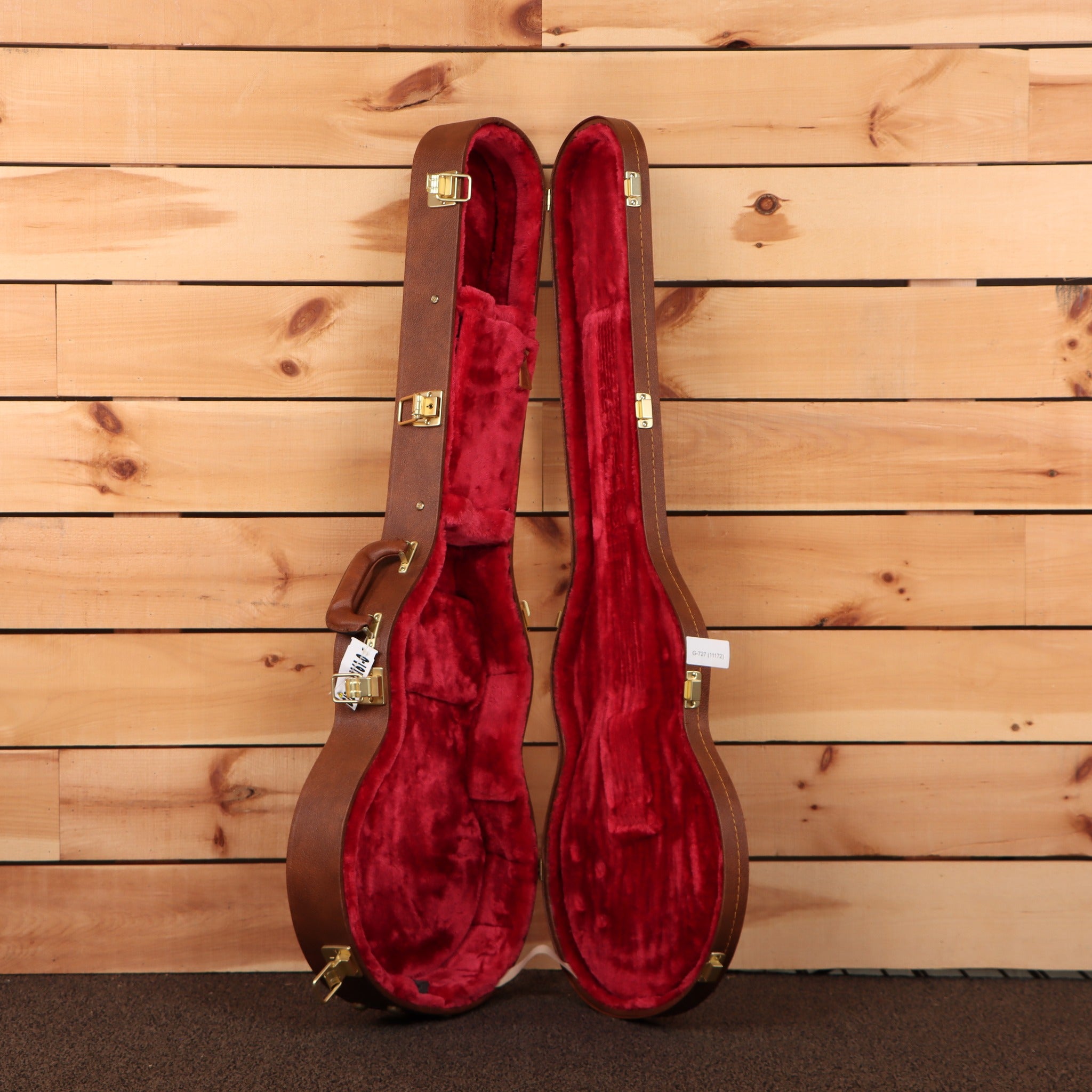 Gibson Les Paul Special guitar hardshell case brown exterior red velvet interior with gold hardware open view