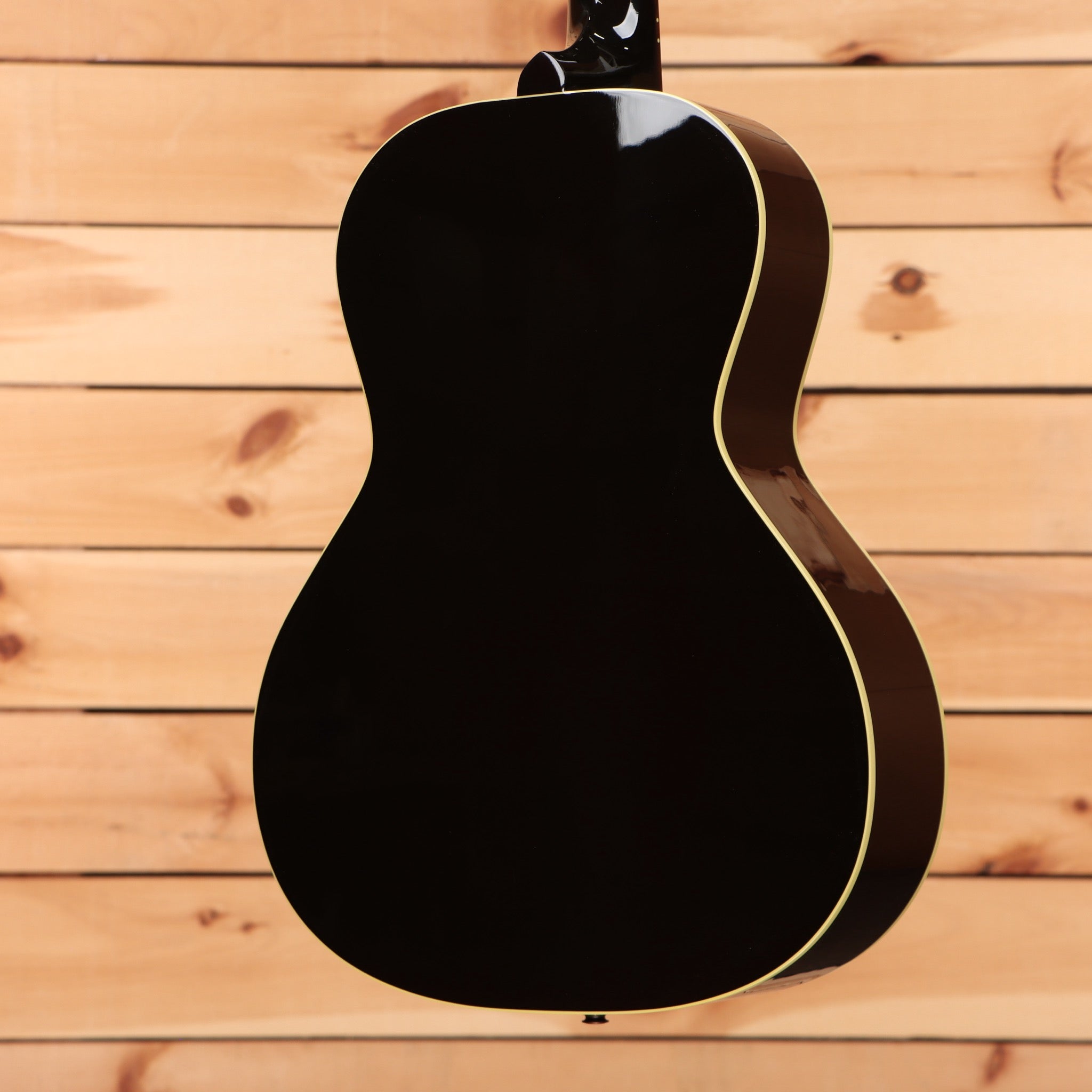 Gibson L-00 Original acoustic guitar Vintage Sunburst with round body shape and binding detail