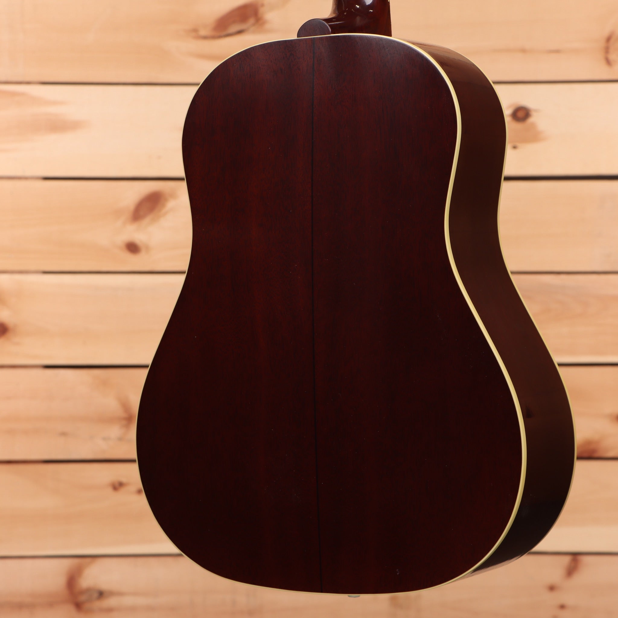 Gibson J-35 dreadnought acoustic guitar vintage sunburst with cream binding