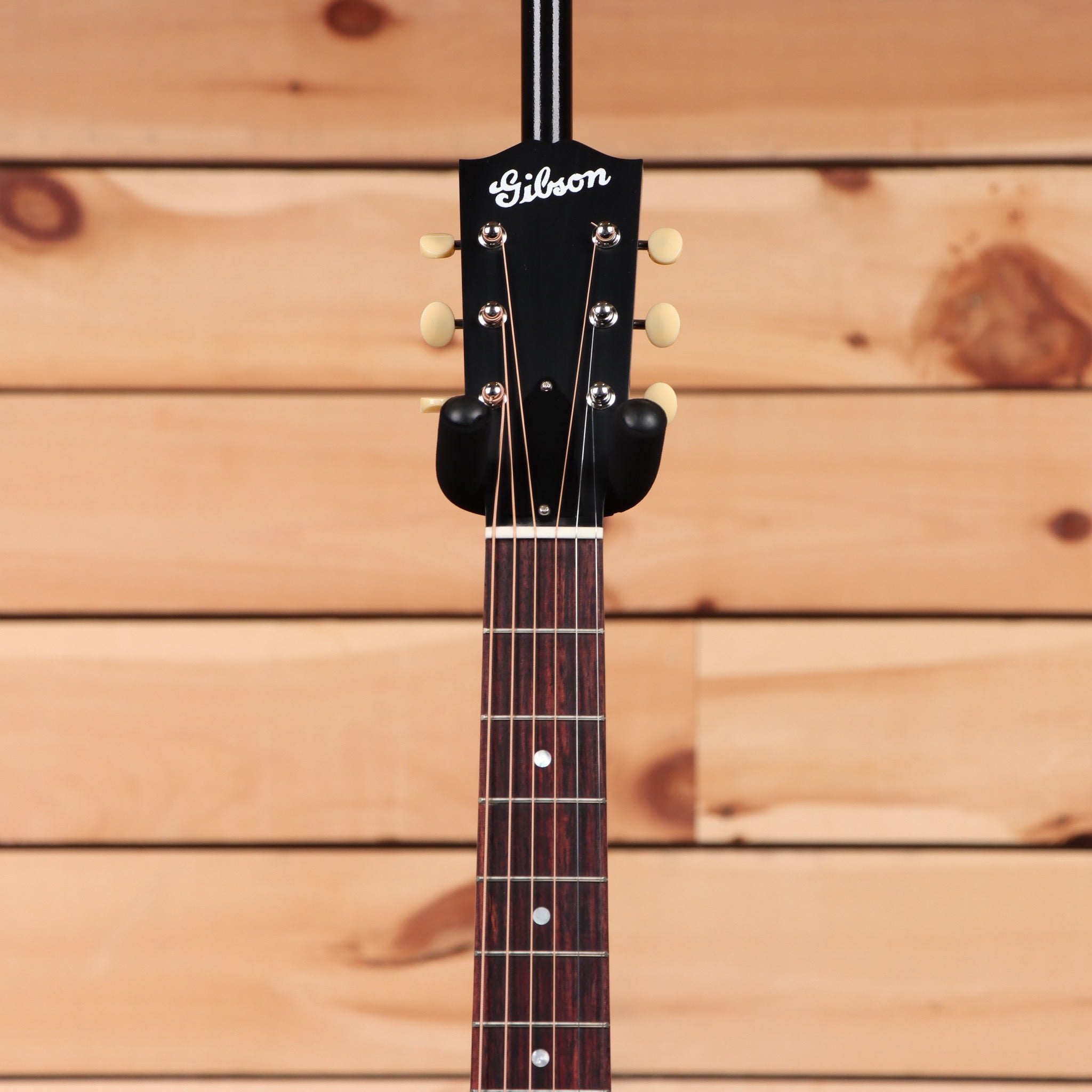 Gibson J-35 acoustic guitar vintage sunburst with rosewood fretboard and cream tuning pegs