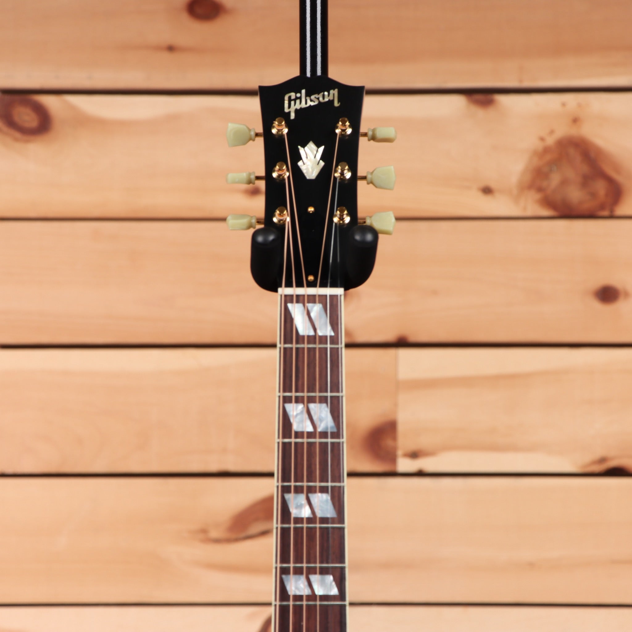 Gibson J185 jumbo acoustic guitar antique natural with gold tuners and rosewood fretboard