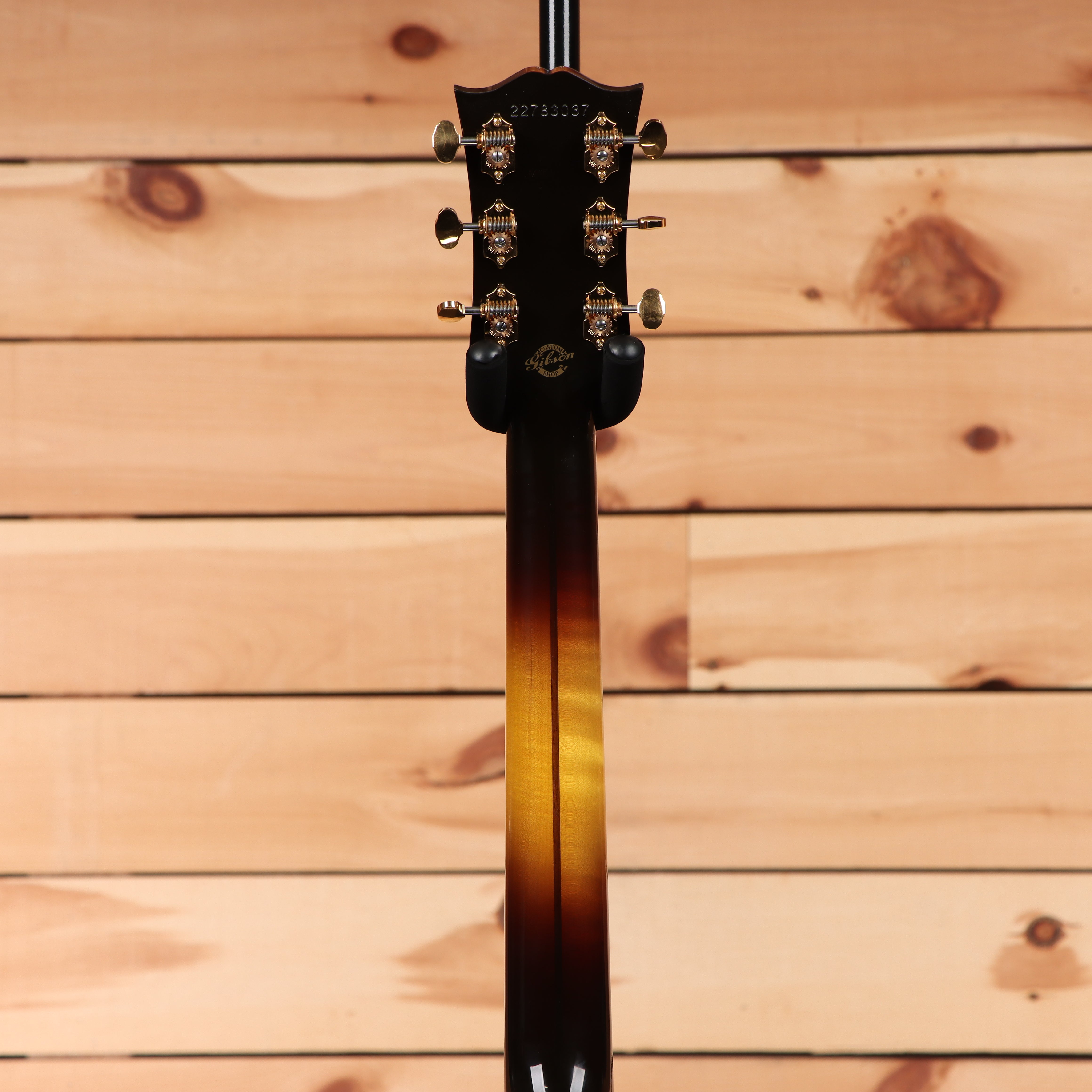 Gibson SJ200 Western Classic acoustic guitar Vintage Sunburst with gold tuning machines