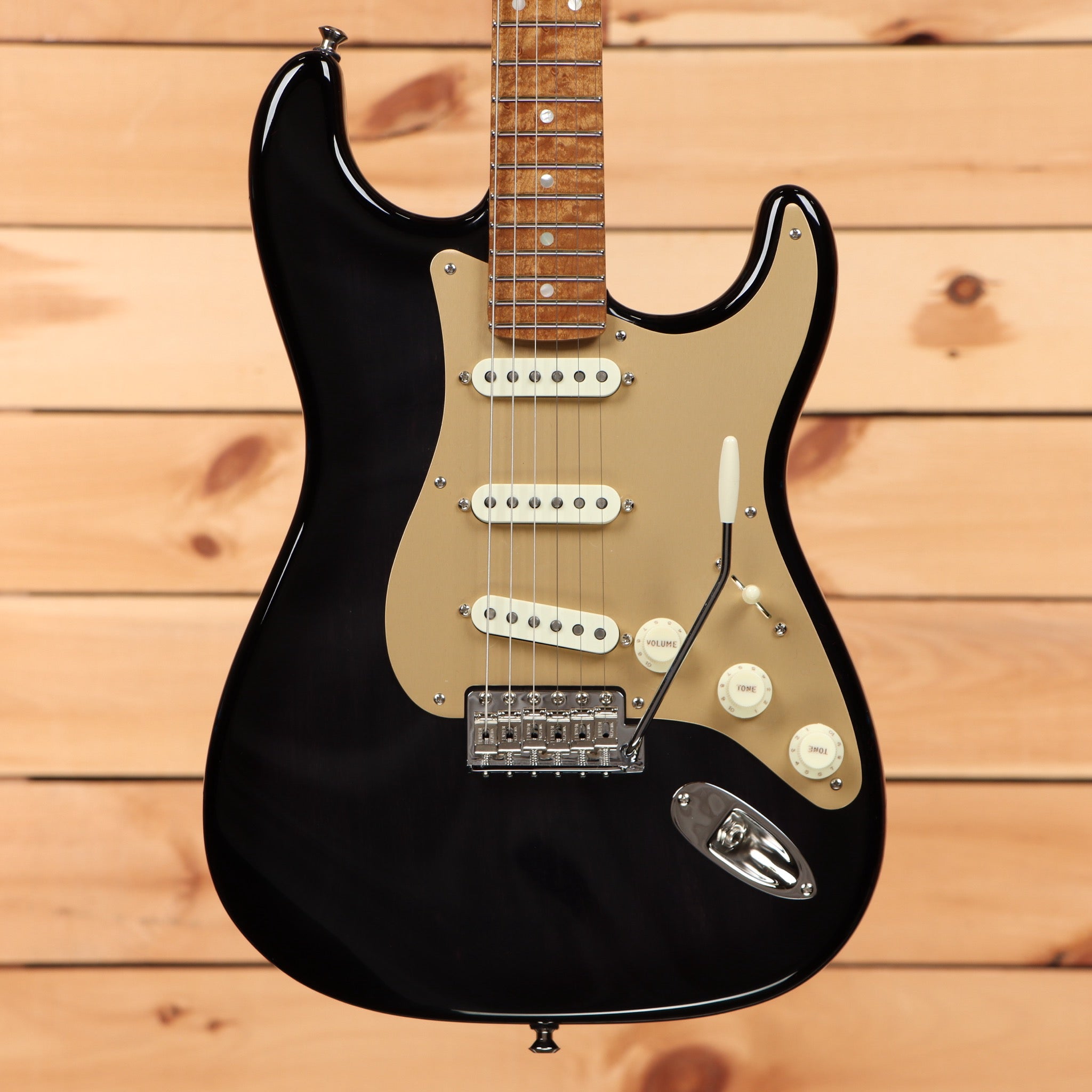 Fender Custom Shop American Custom Stratocaster electric guitar Ebony with cream pickguard and single-coil pickups