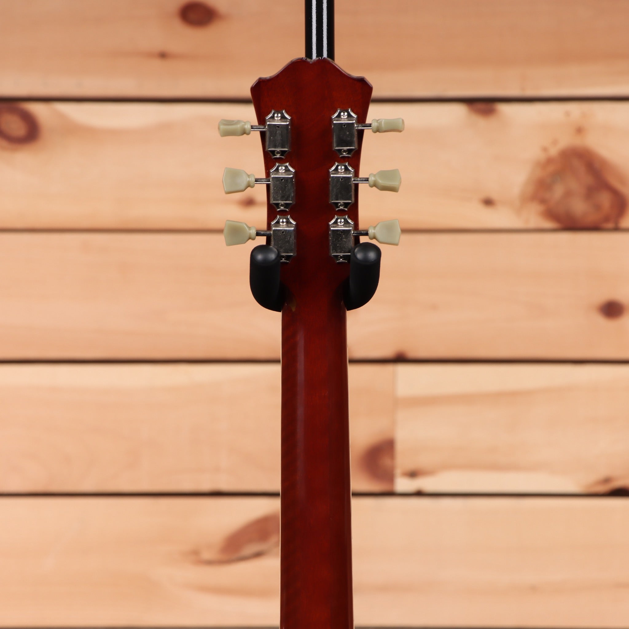 Eastman T184MX semi-hollow electric guitar Goldburst with black pickguard and vintage-style tuning pegs