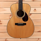 Eastman E20OM-TC natural acoustic guitar concert body with tortoiseshell pickguard