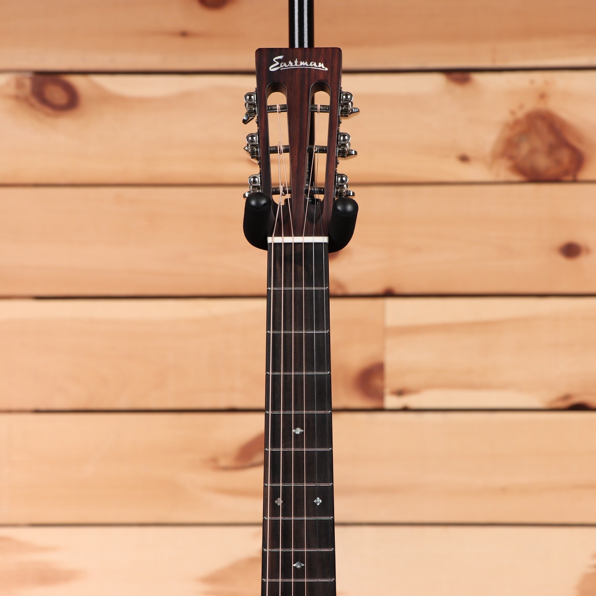 Eastman E20OOtc Thermocure acoustic guitar natural finish with rosewood fretboard and chrome tuners