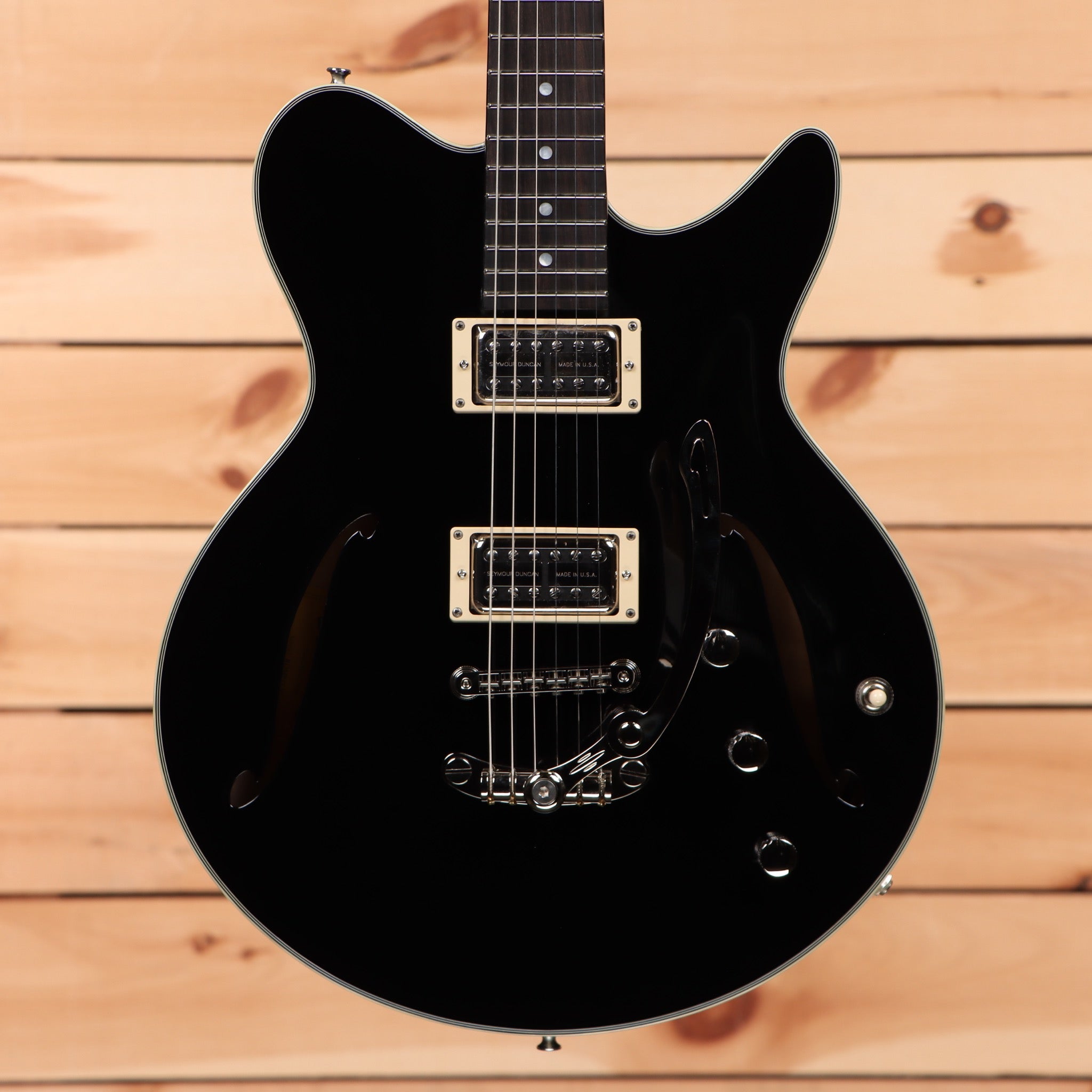 Eastman Romeo NYC semi-hollow body electric guitar black with dual humbucker pickups and f-holes