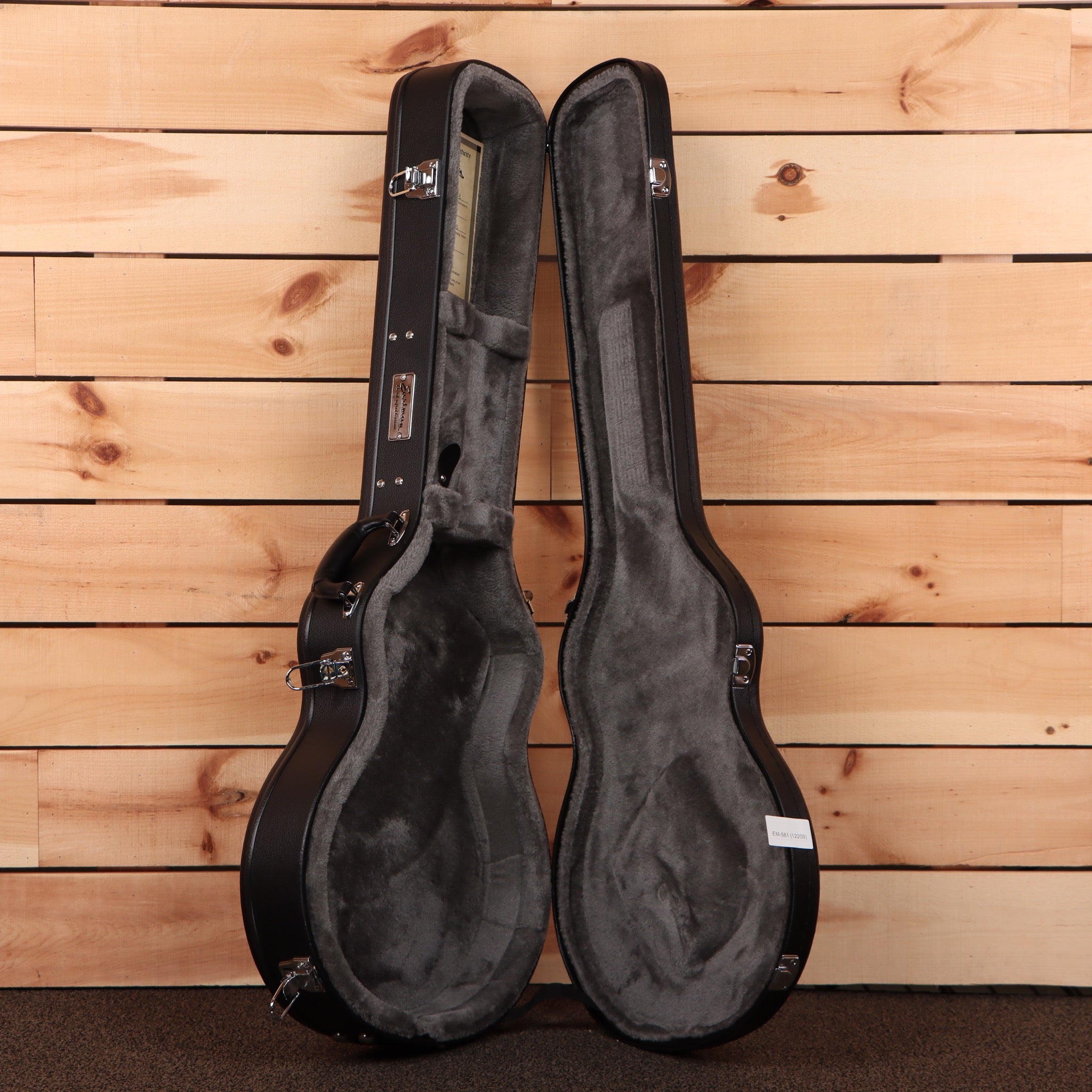 Eastman Romeo NYC black hardshell acoustic guitar case with gray velvet interior