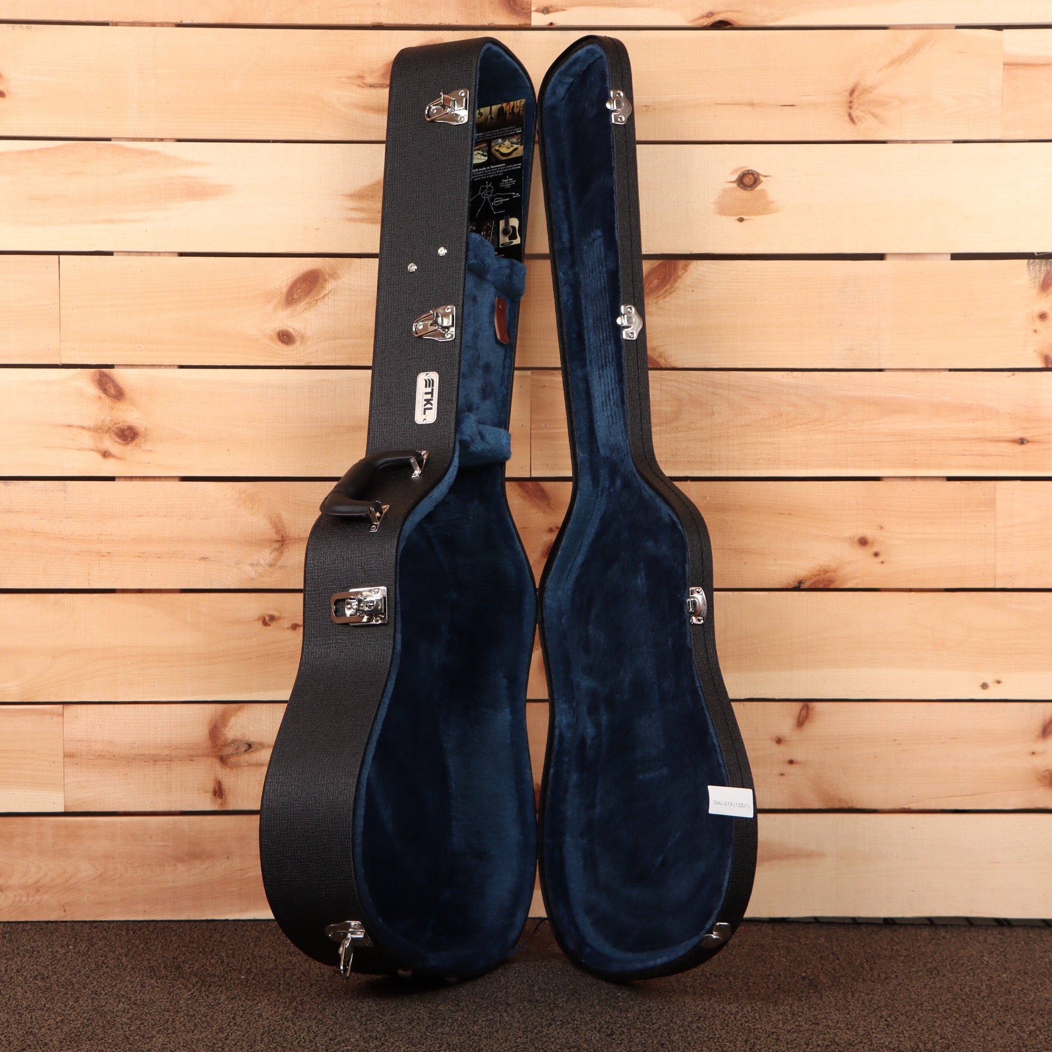 Gallagher SG50 natural acoustic guitar dreadnought case with velvet interior and chrome hardware
