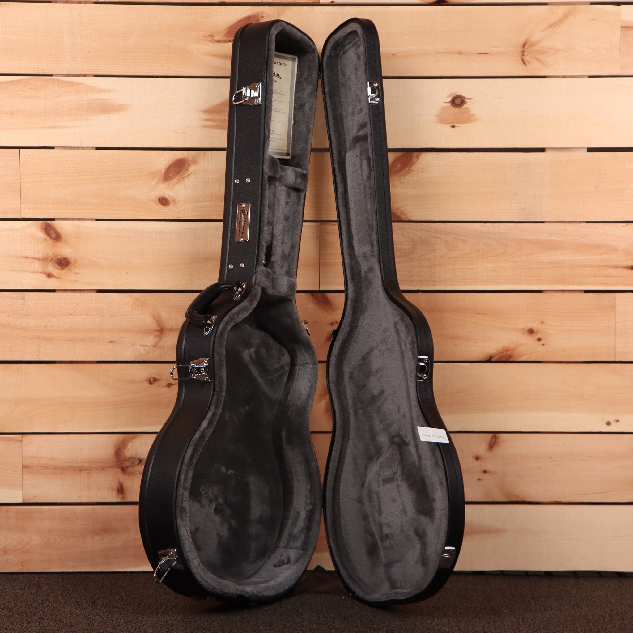 Eastman T186MX classic guitar case black with plush interior and chrome hardware
