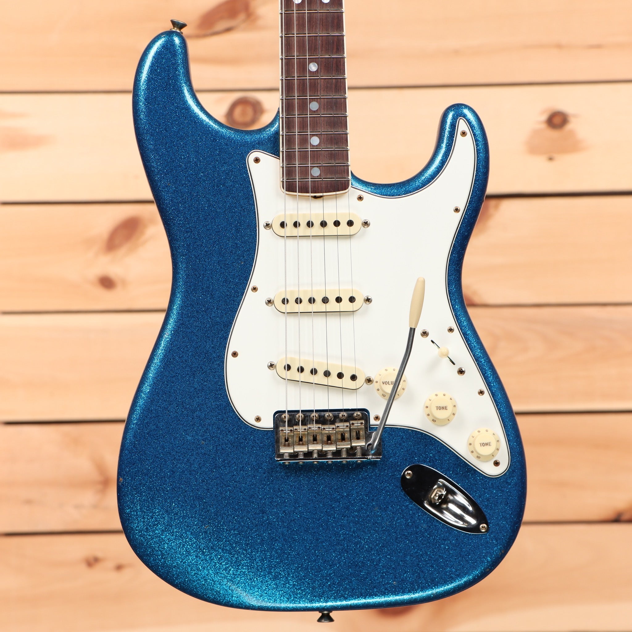 Fender Custom Shop Limited 1965 Stratocaster Journeyman Relic electric guitar Aged Blue Sparkle with single-coil pickups
