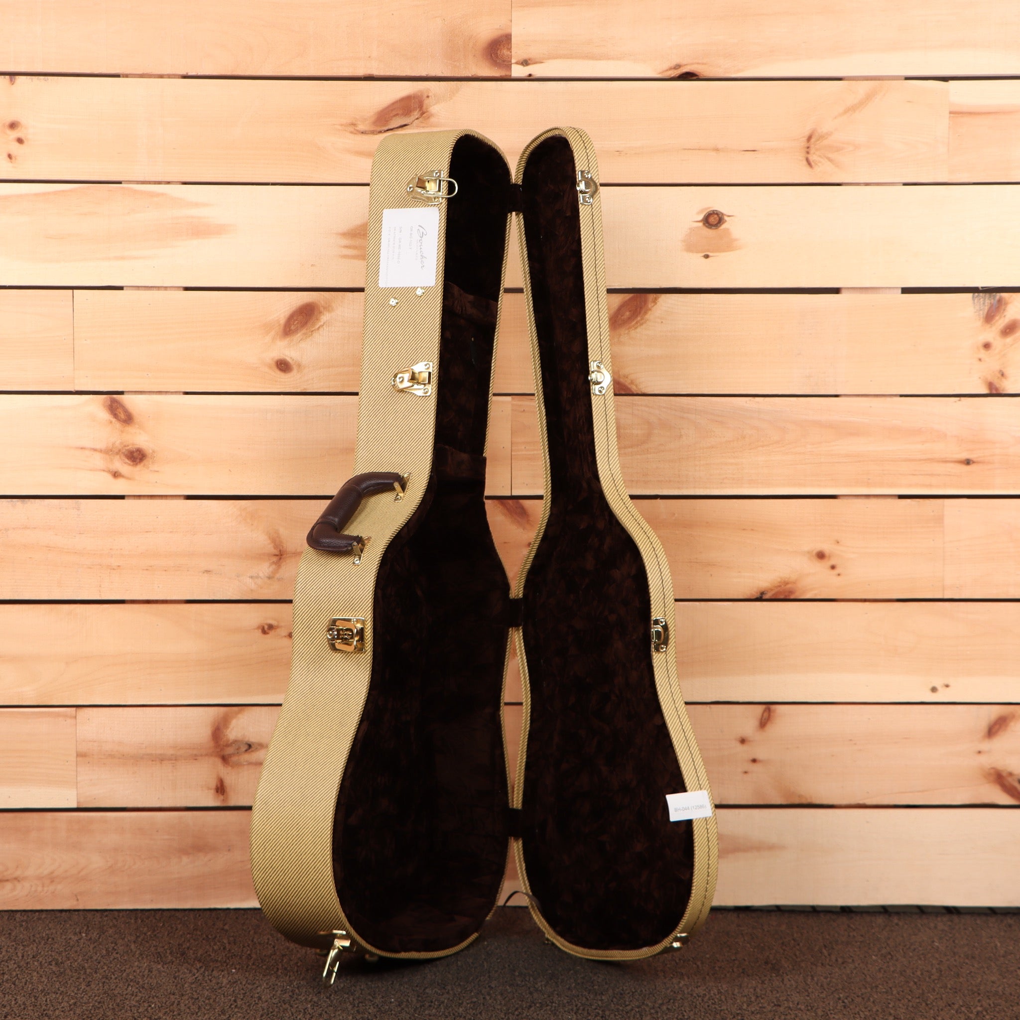 Boucher GRME1002D natural grand auditorium acoustic guitar case cream tweed exterior black velvet interior